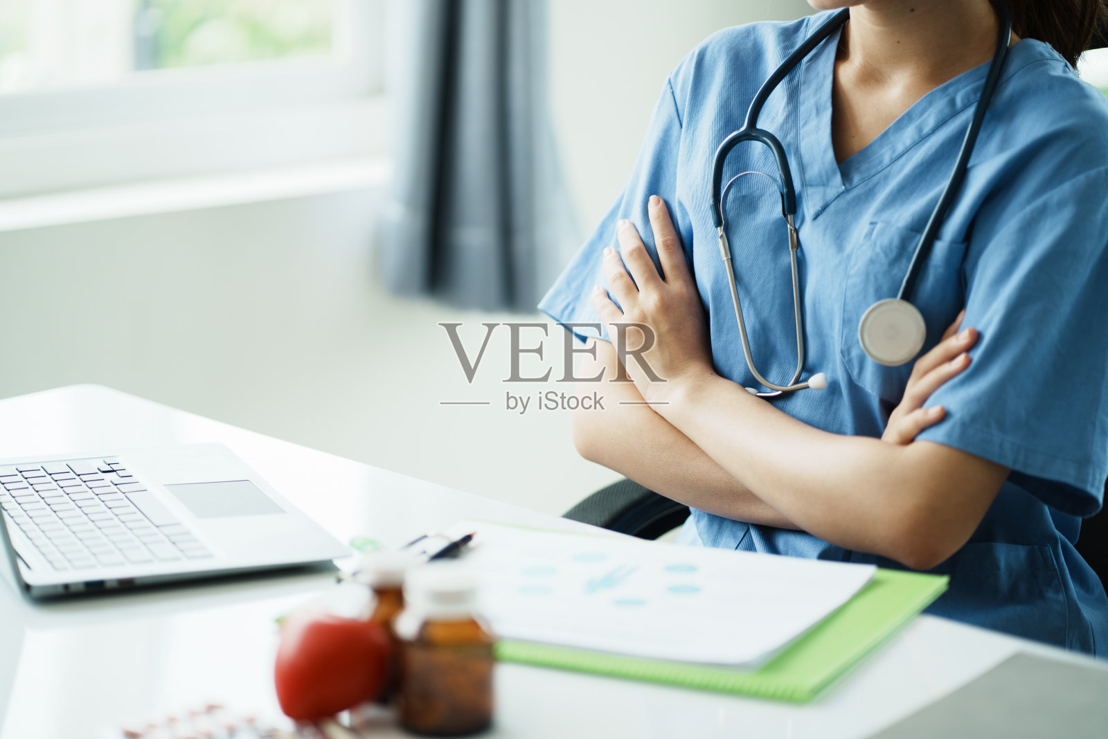 女医生在她的笔记本电脑上打字在医疗办公室照片摄影图片