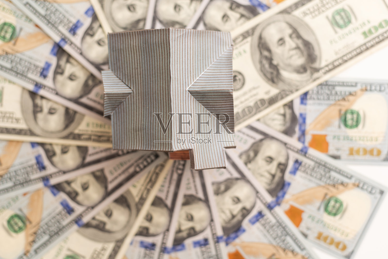 迷你房子和钱。买房概念照片摄影图片