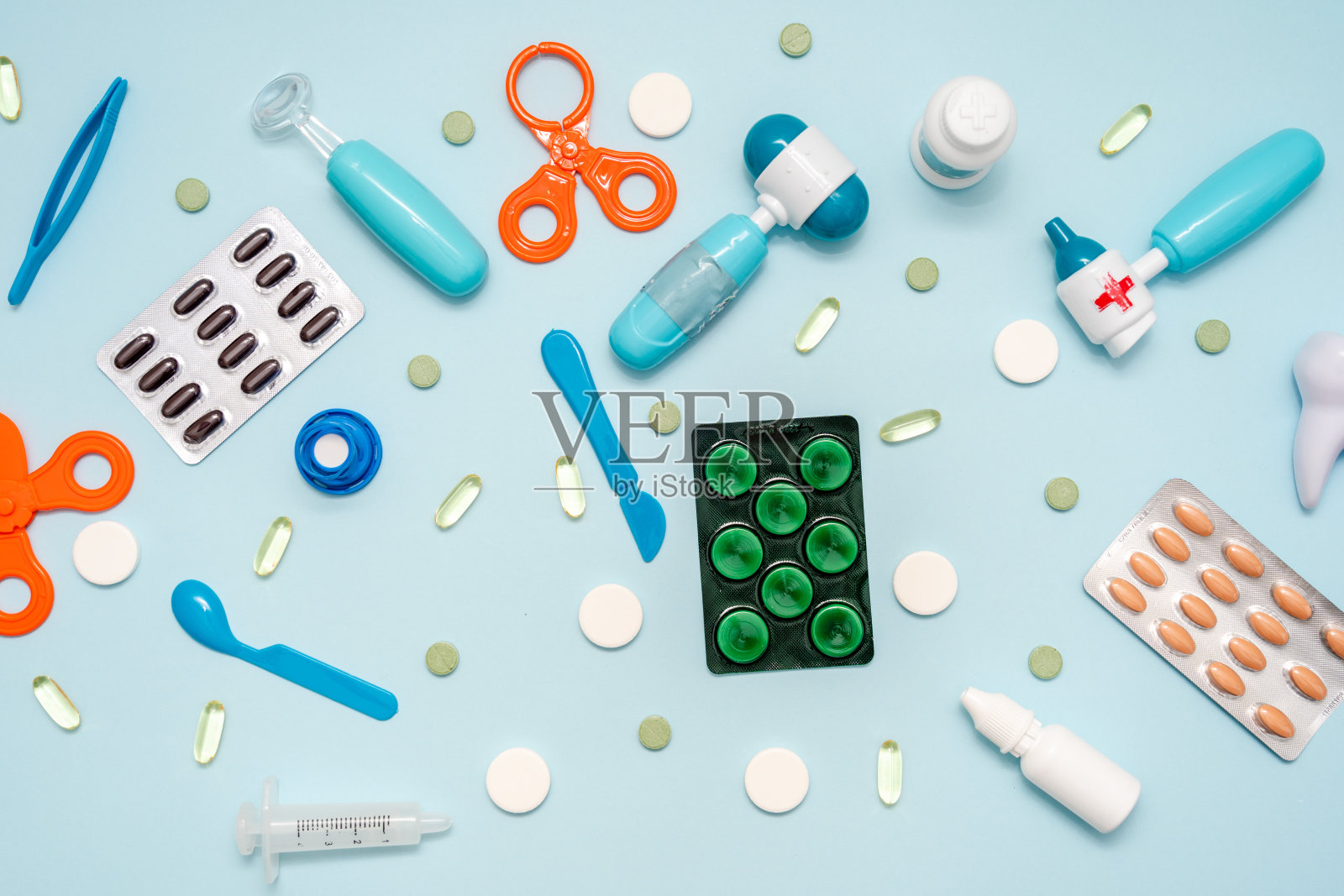 蓝色背景的各种医疗工具。平的。医疗保健和医疗概念照片摄影图片