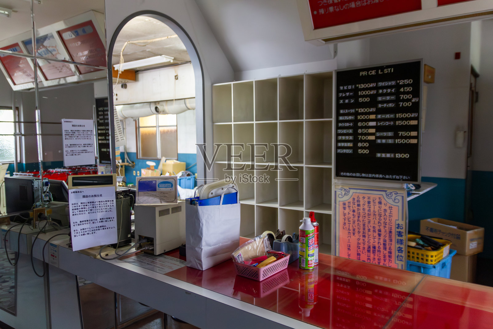 在一家关闭的干洗店里。退休后。照片摄影图片