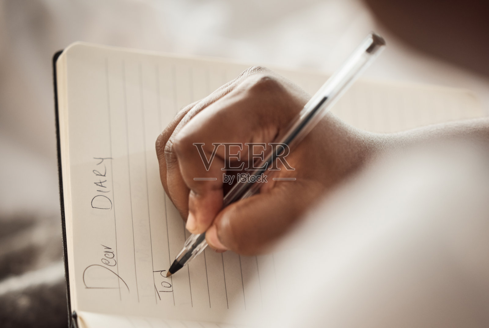 女人的手，笔记本和写日记的心理健康，自我保健和创作灵感。作家，个人或学生的笔记，生活更新和计划的想法或目标在家里照片摄影图片