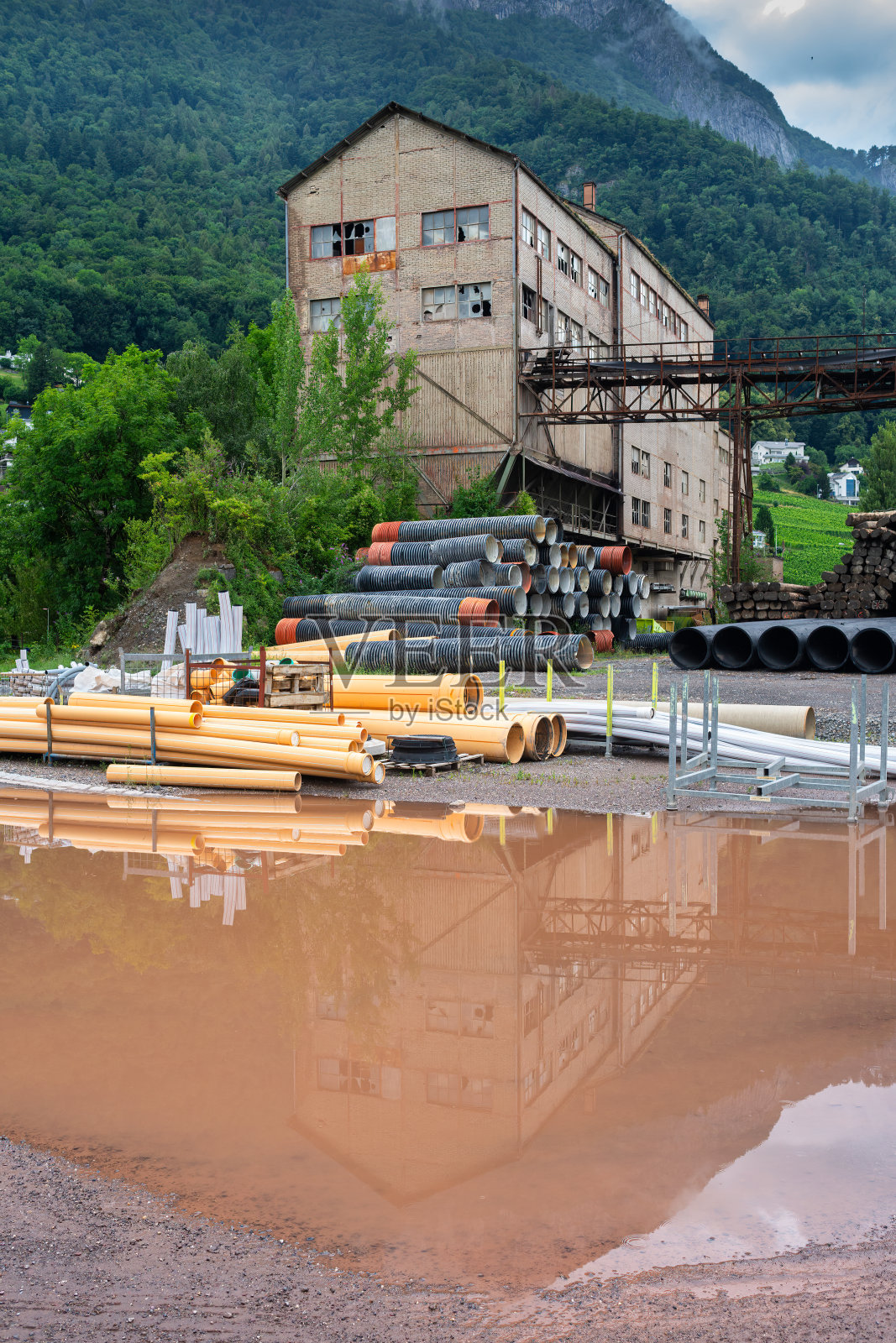 瑞士萨尔根斯的废弃工厂照片摄影图片