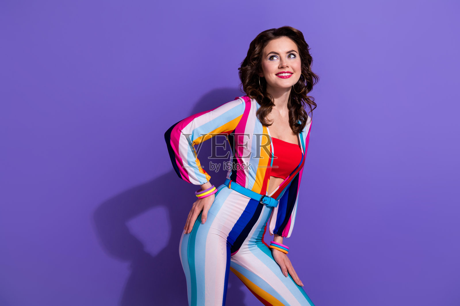 照片可爱的性感可爱的女士穿着明亮时尚的衣服，看起来空的空间海报横幅孤立的紫色背景照片摄影图片