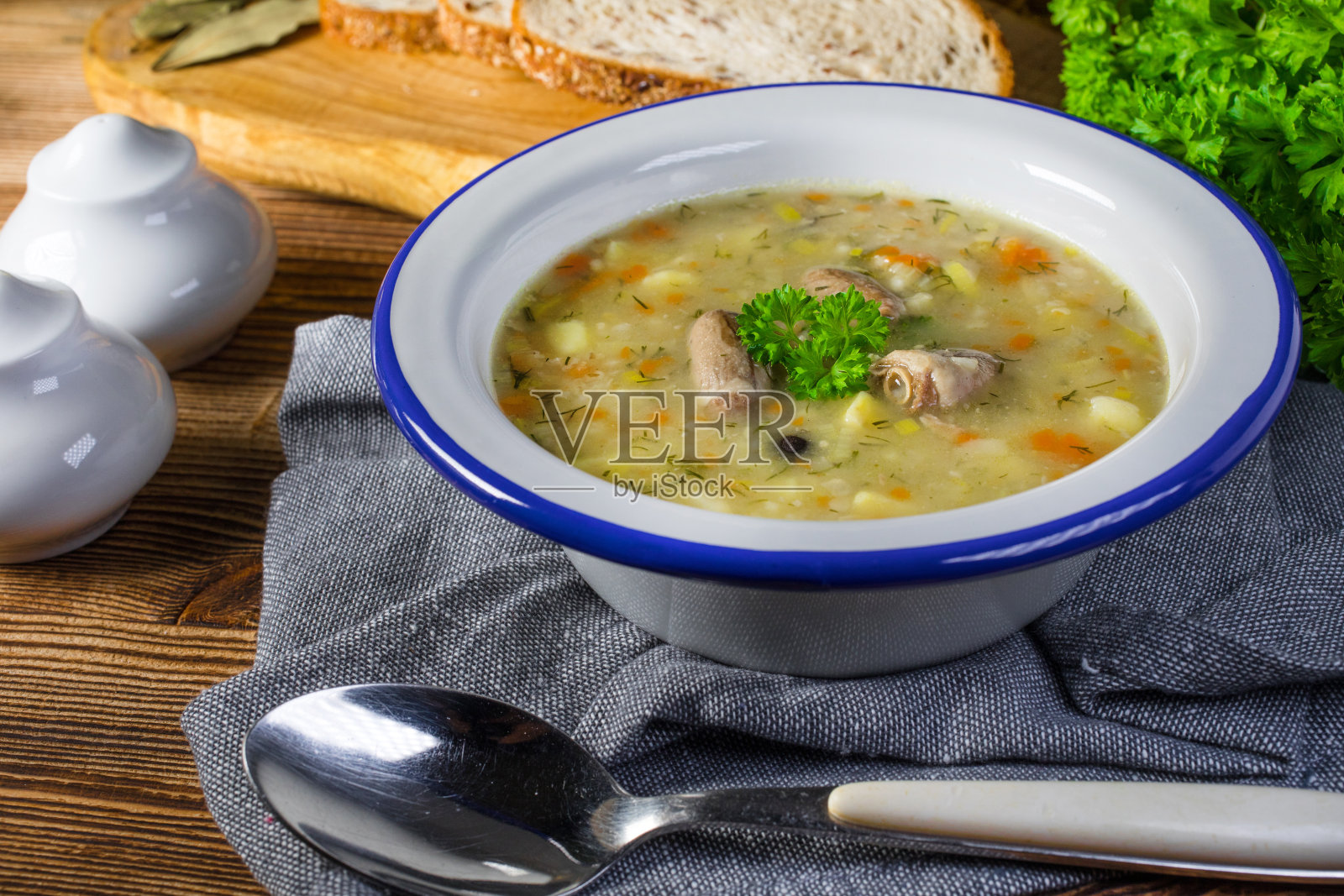 波兰大麦汤配蔬菜和鸡心。照片摄影图片