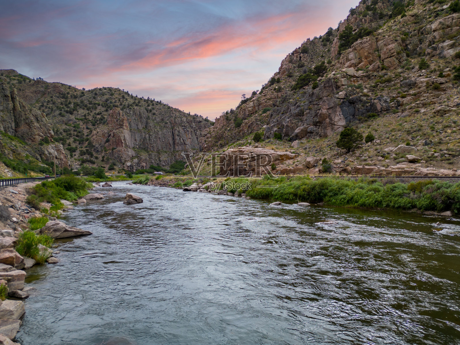航空照片阿肯色河之间的山脉在科罗拉多州科托帕西照片摄影图片
