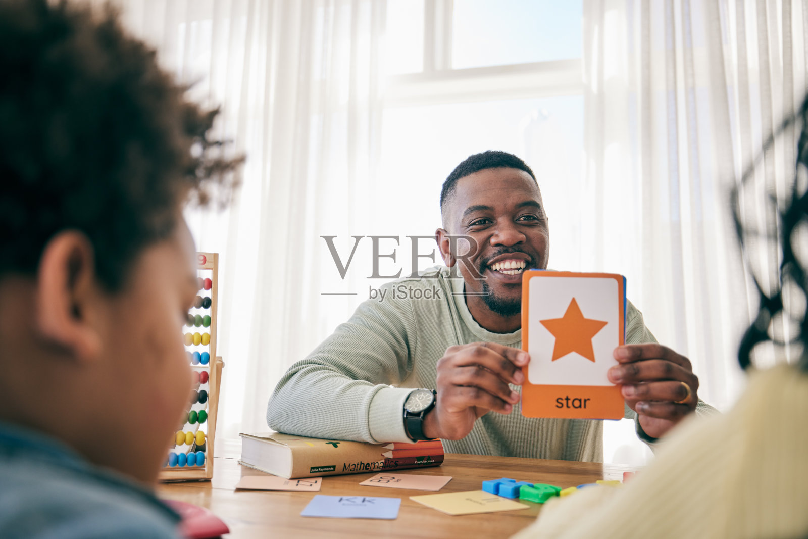 形状、教育和父亲带孩子一起做作业、学校活动和学习用玩具。黑色的家庭，知识和快乐的爸爸带着孩子微笑教学，创造性的课程和帮助在家里照片摄影图片