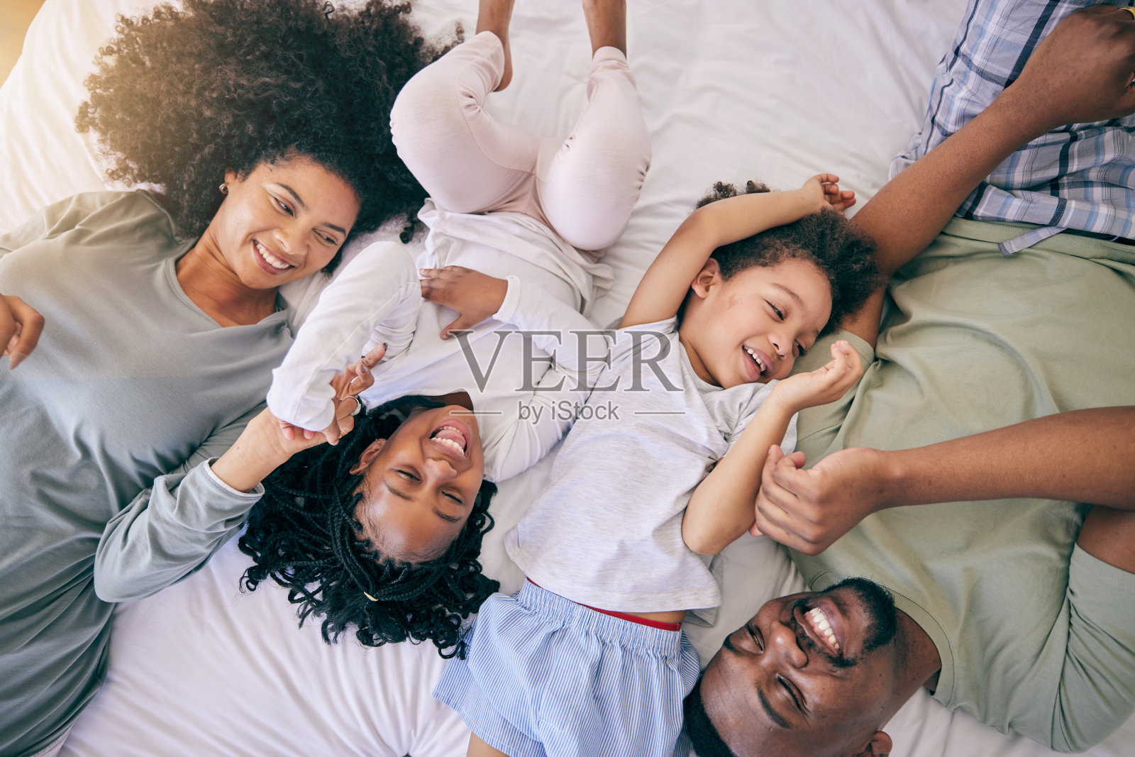 快乐，放松和早晨与黑色家庭在卧室从顶视图唤醒，联系和深情。周末，在家与父母和孩子一起微笑和关怀，享受好玩、有趣和自由的时光照片摄影图片
