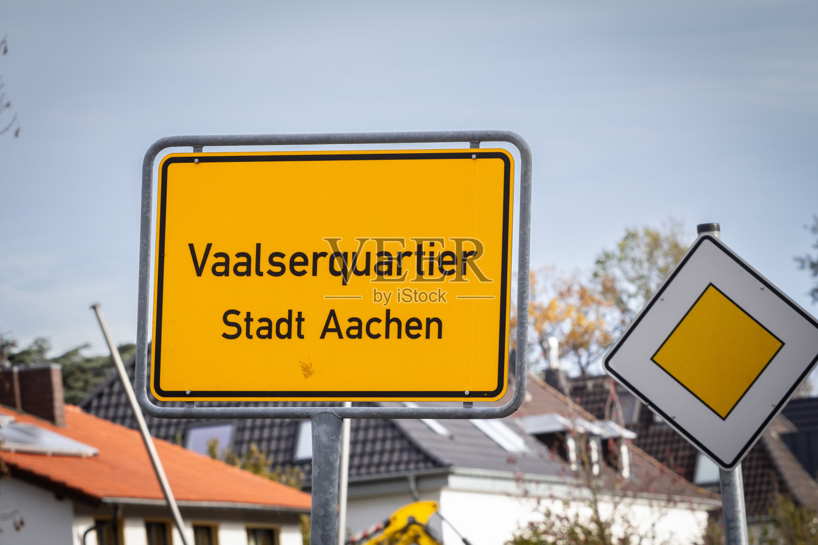 道路标志和街道标志表明进入亚琛市Vaalserquartier区，在德语中提到stadt aachen，意思是亚琛市)。照片摄影图片