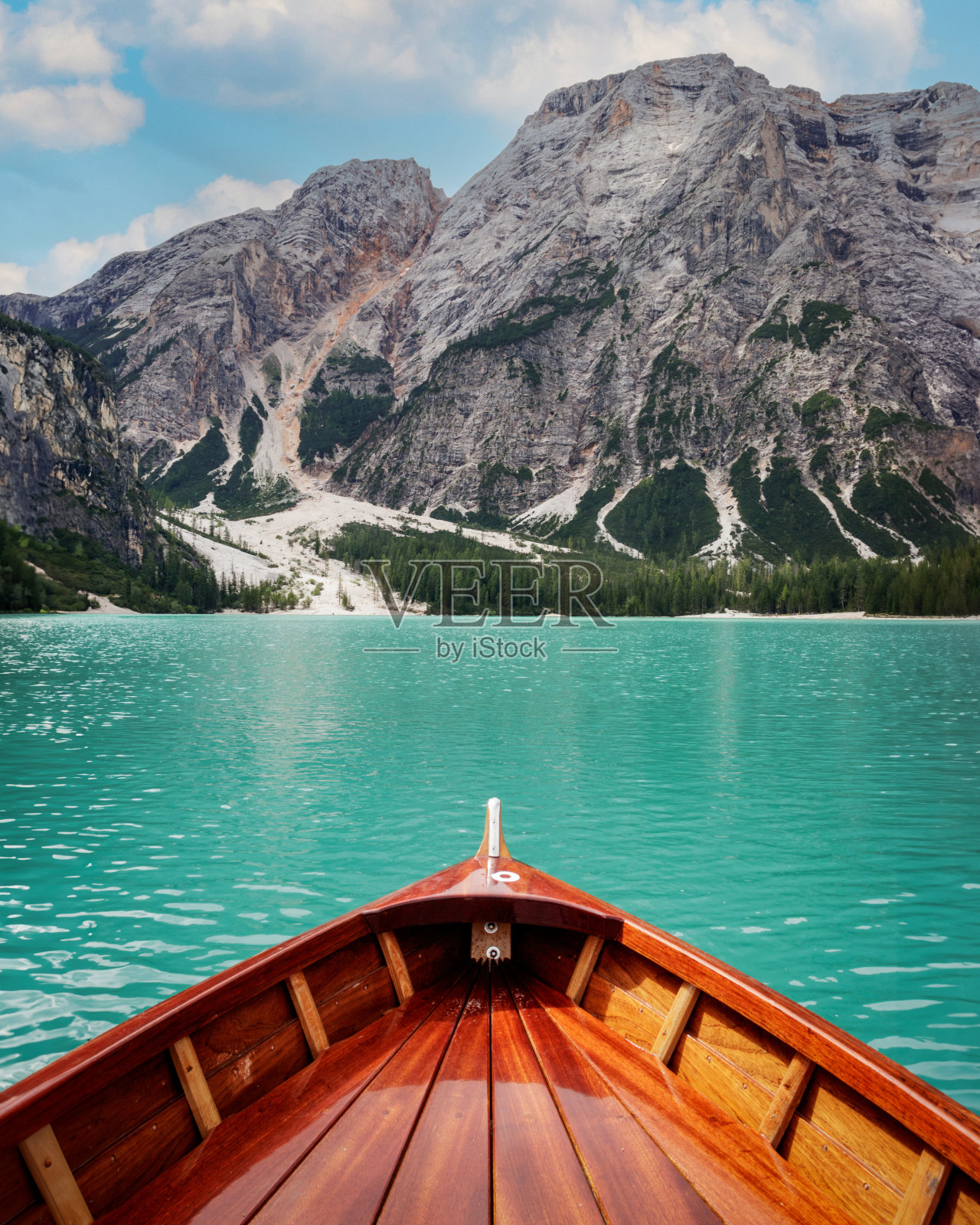 乘船游览布雷斯湖照片摄影图片