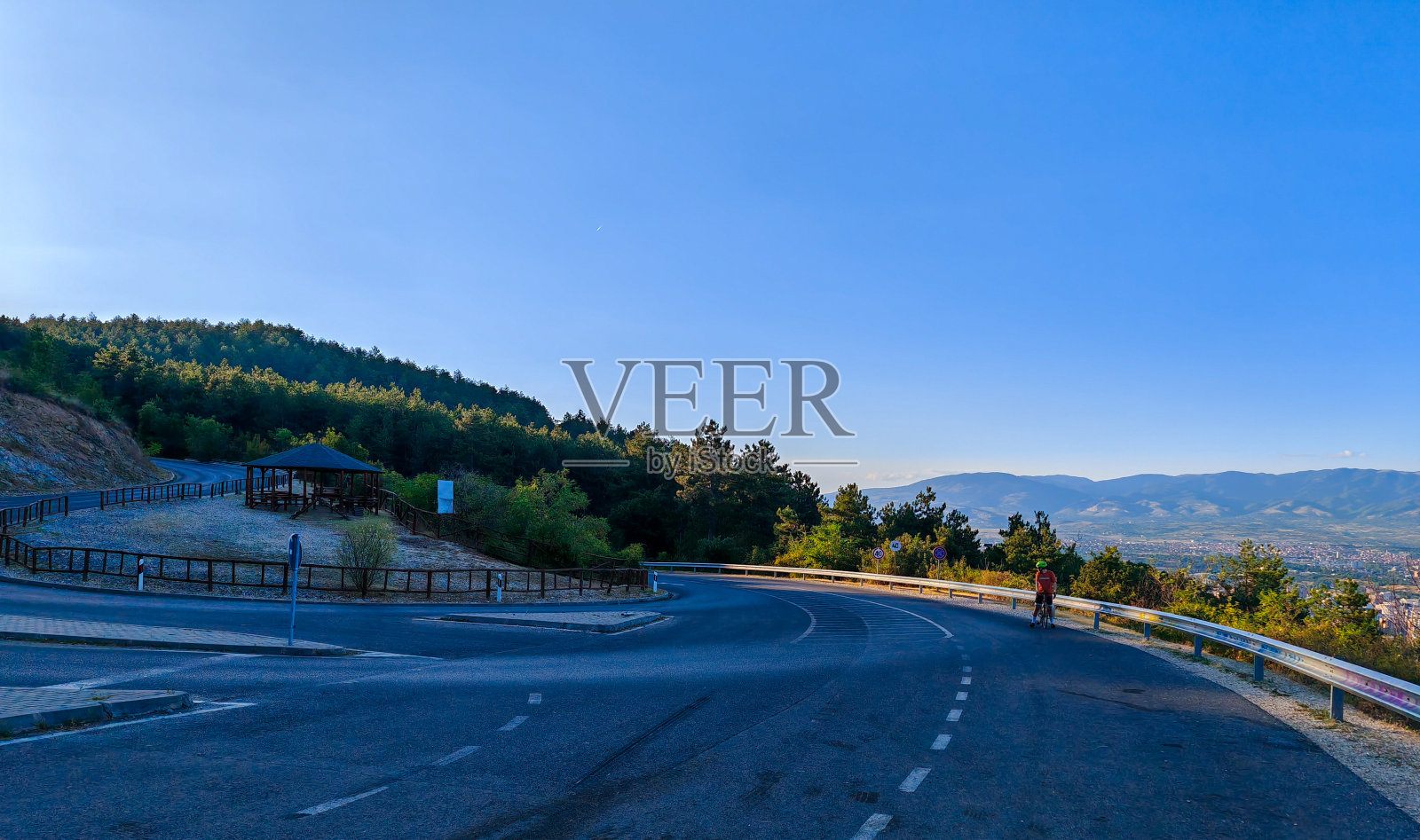 通往千年之路要穿过斯科普里照片摄影图片