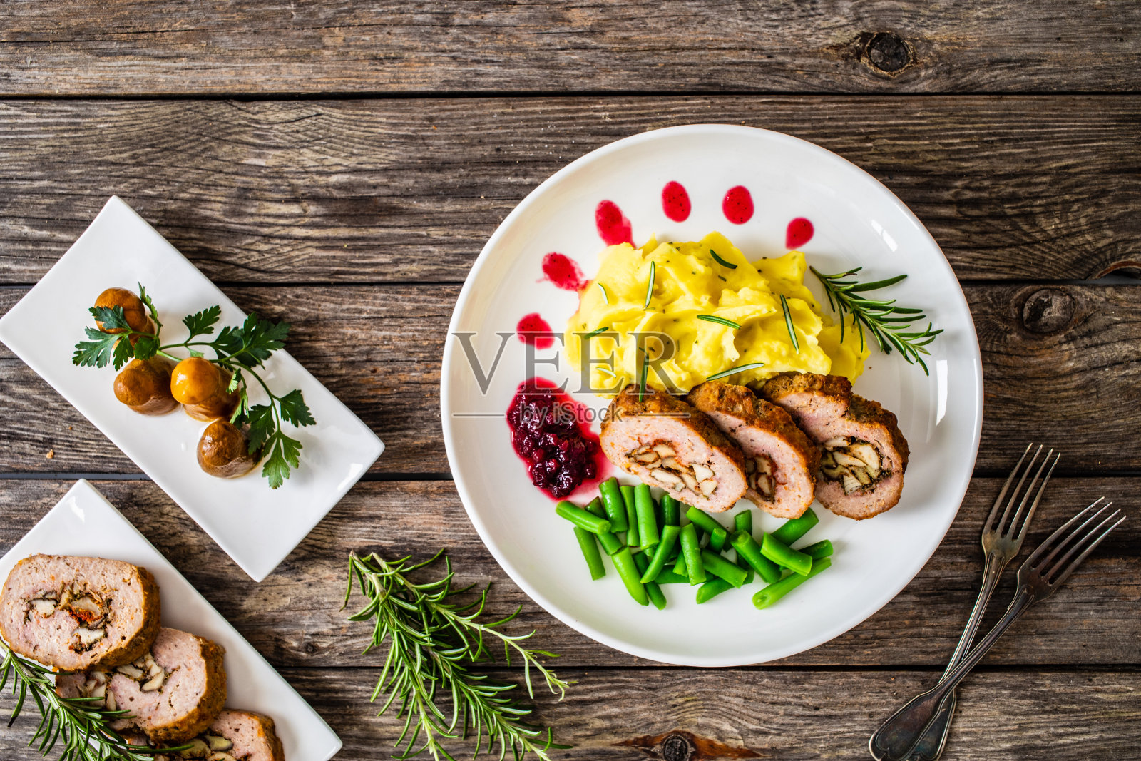 酿猪肉、肉、面包和蔬菜照片摄影图片