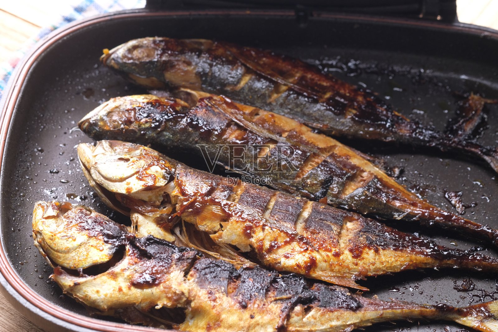 特氟龙烤鲣鱼。在涂有特氟龙涂层的平底锅里烤鱼。我爱你。印尼的食物。照片摄影图片