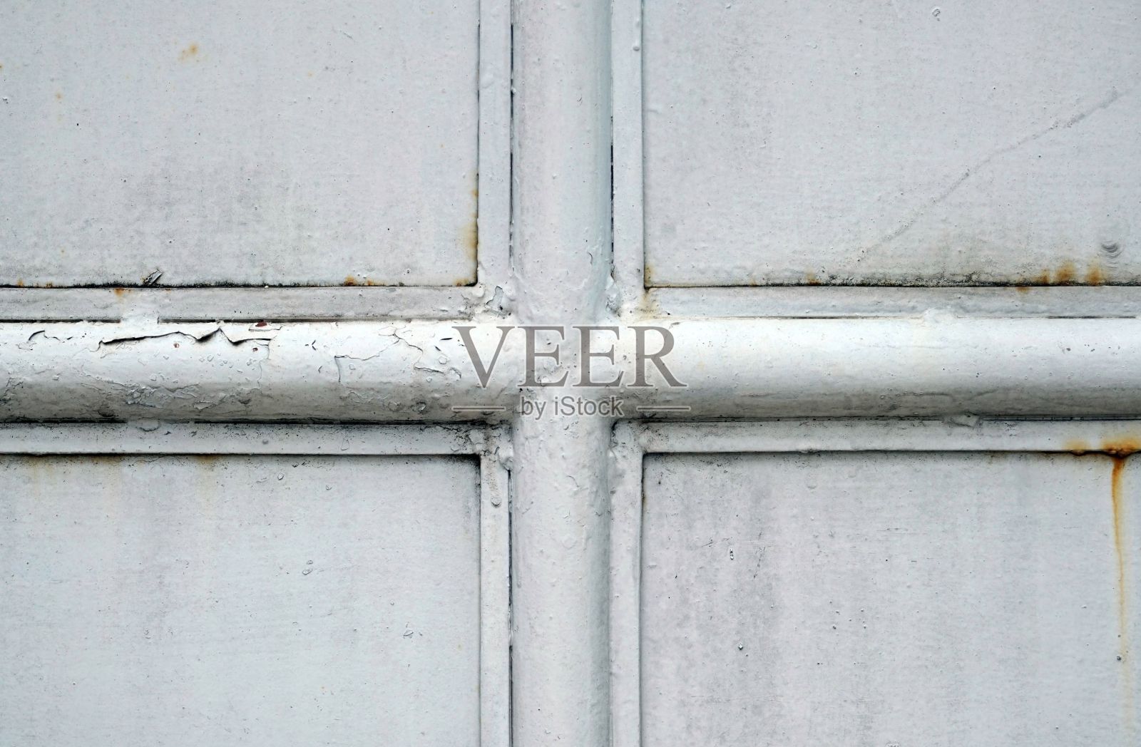 白色金属门与金属框架，旧门的细节，质感和背景设计照片摄影图片