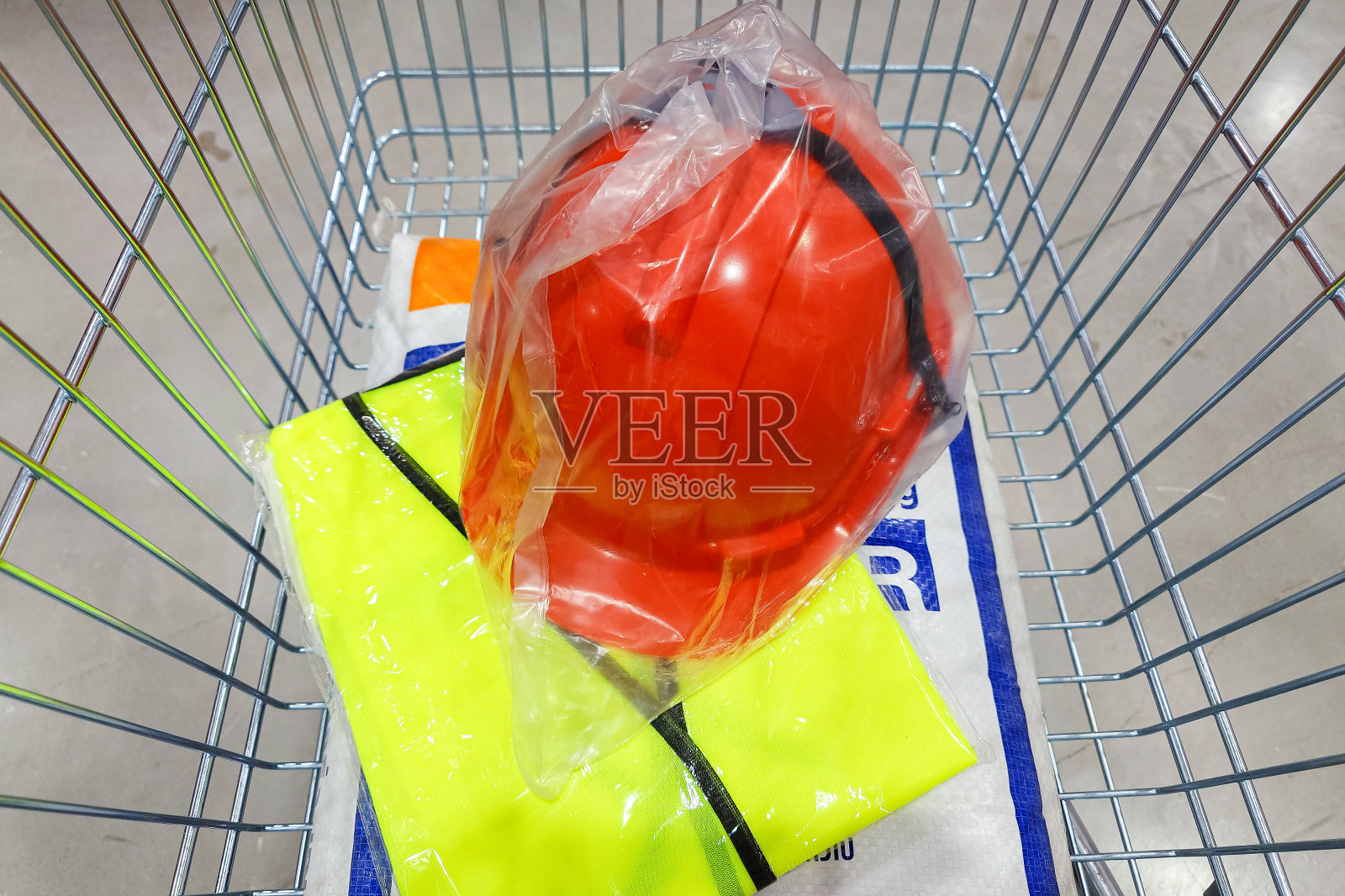 购买安全设备。照片摄影图片