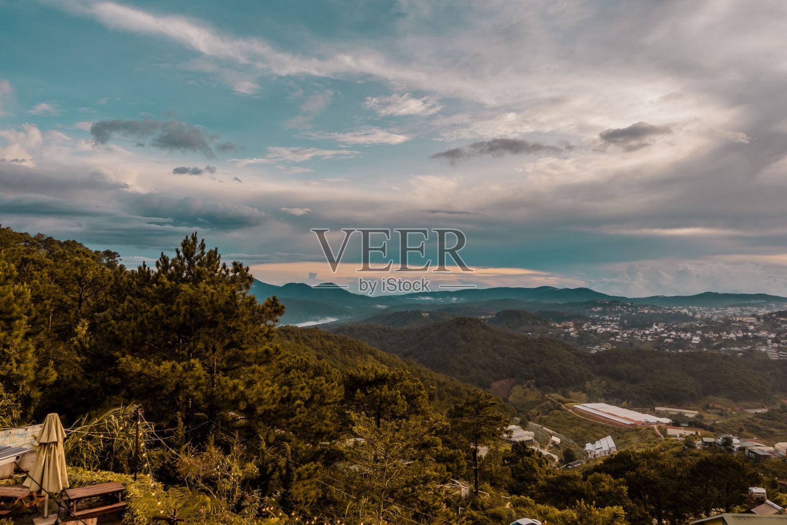 远处越南大叻的鸟瞰图照片摄影图片