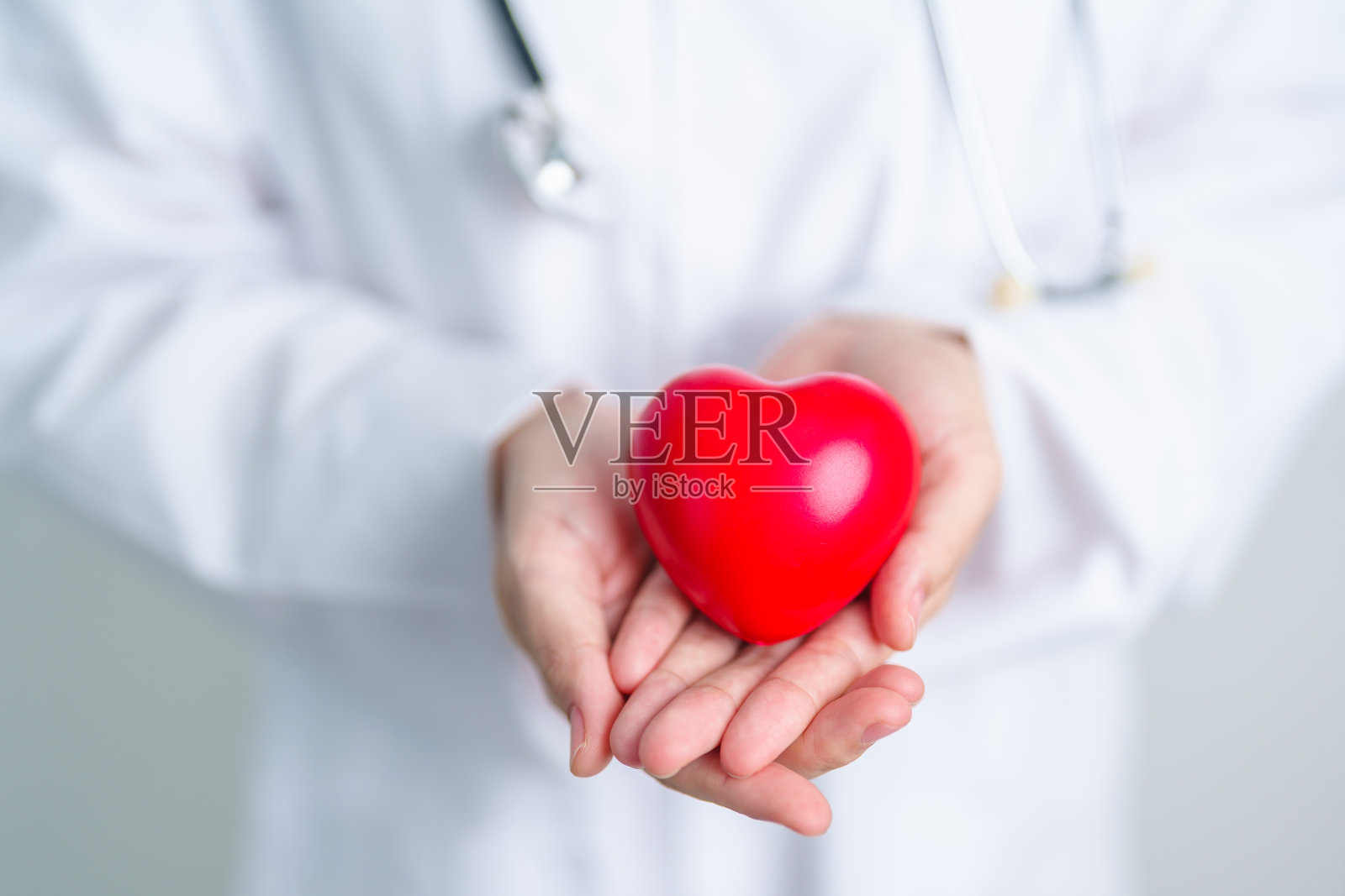 医院里，医生手握红心。爱，捐赠，世界心脏日，世界卫生日，企业社会责任捐赠和保险概念照片摄影图片