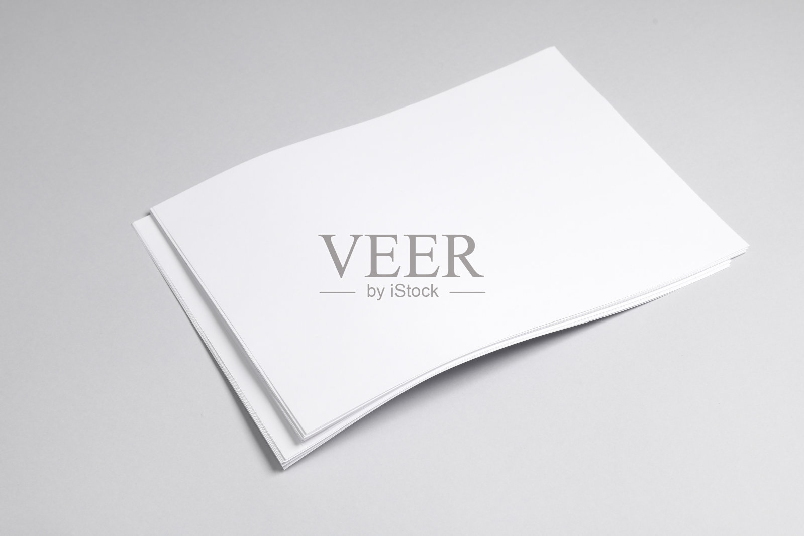 灰色背景上的A4白纸。设计模板照片摄影图片