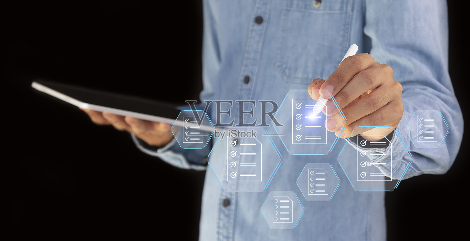 云计算展示了数据存储的云技术、数据传输的网络和互联网服务的概念、互联网存储的网络技术照片摄影图片