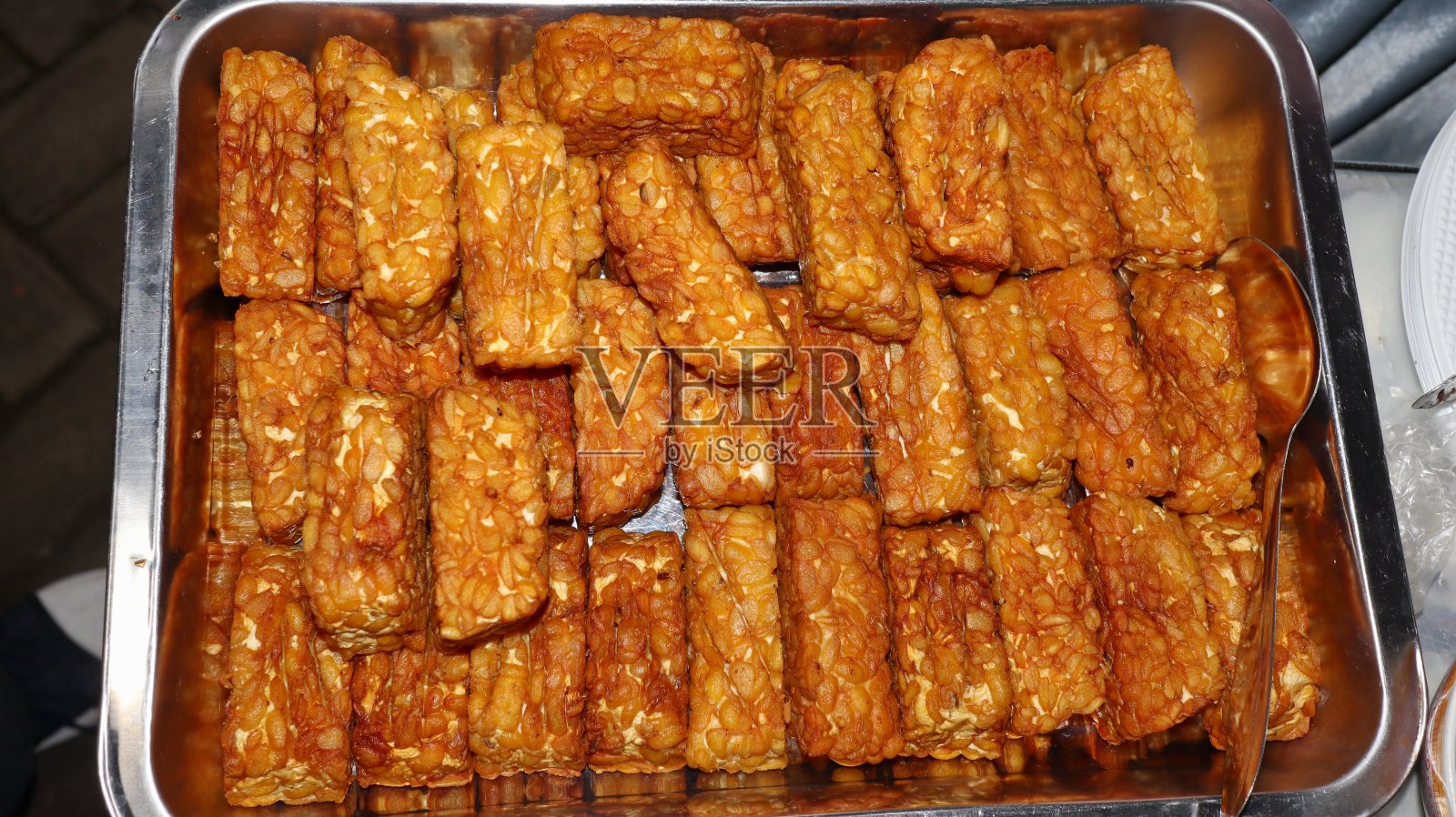 一堆典型的印尼食物:豆饭或油炸豆饭照片摄影图片