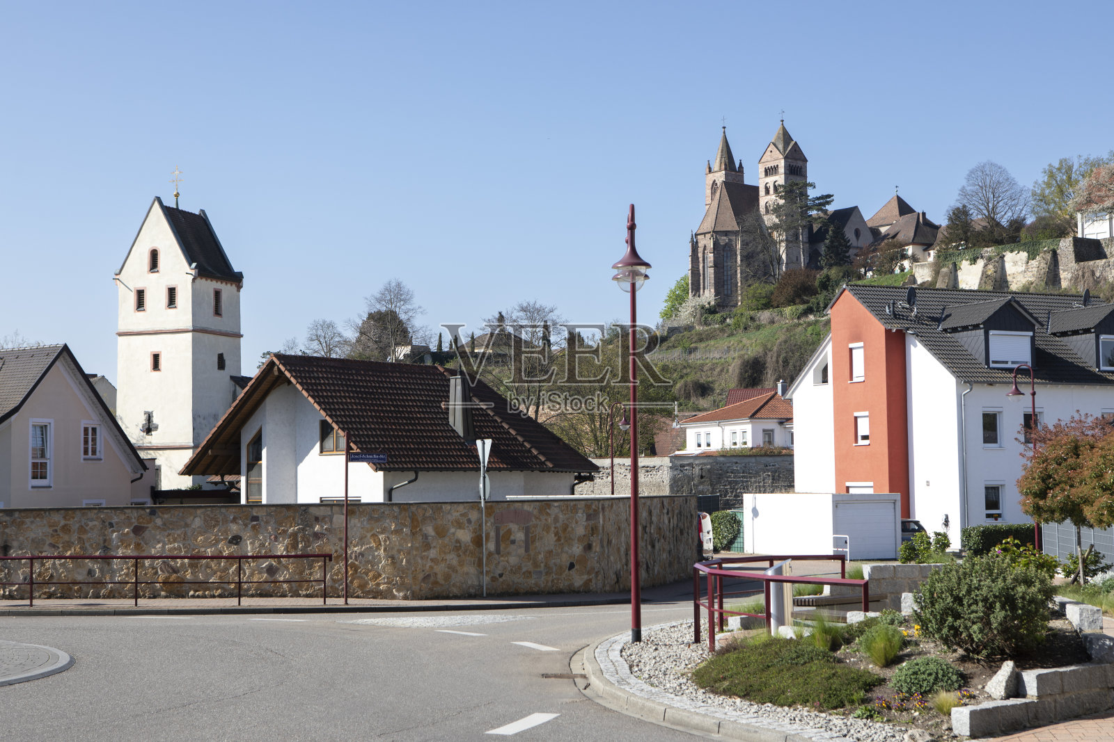 晴朗的天空下小镇的天际线照片摄影图片