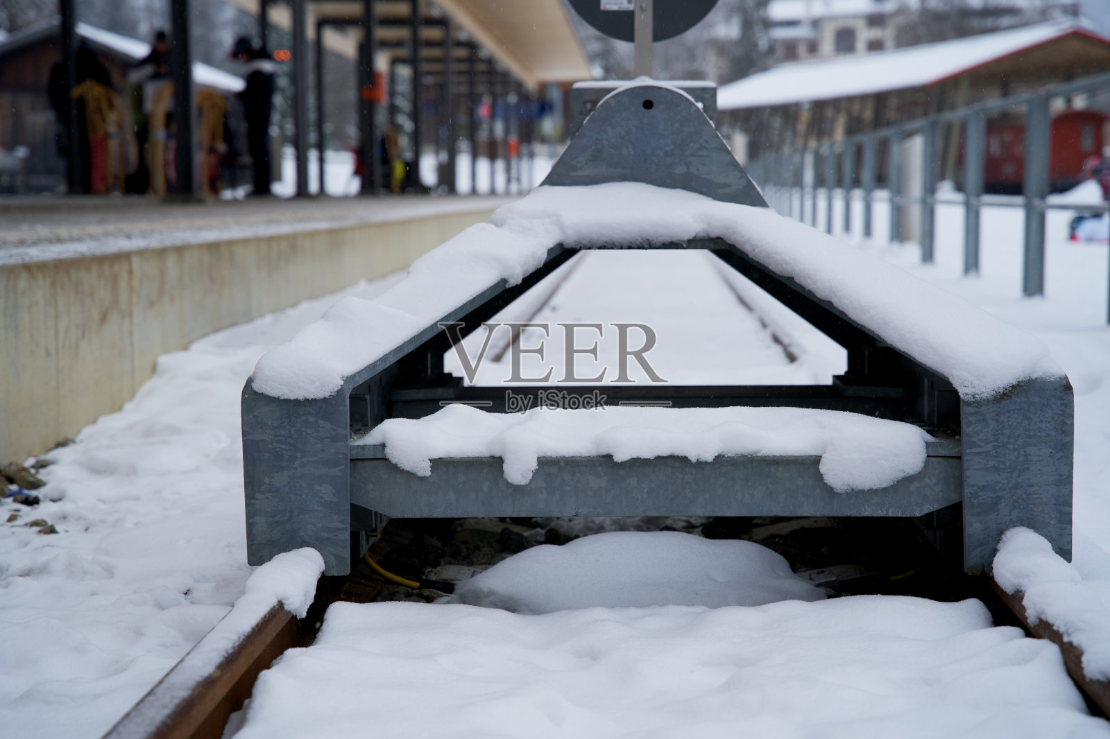 铁路轨道尽头的缓冲站。照片摄影图片