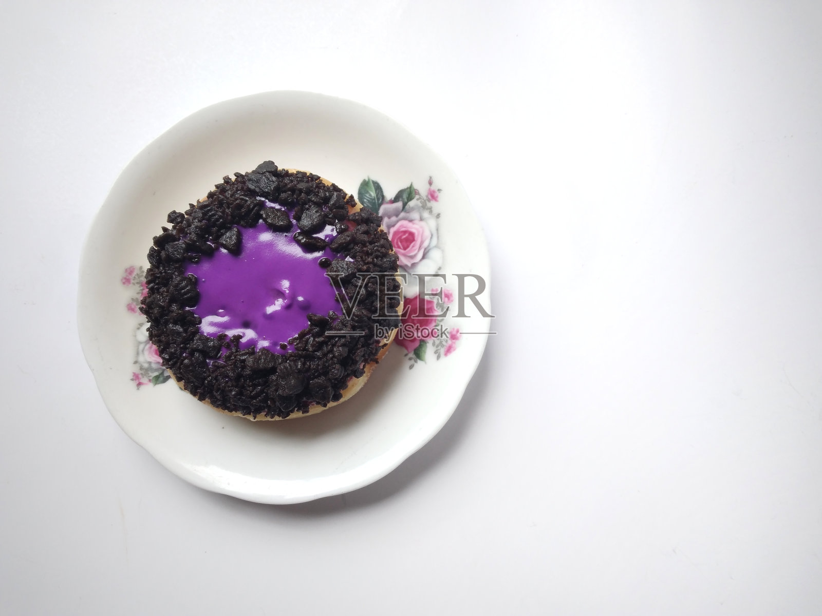 盘里的甜甜圈照片摄影图片