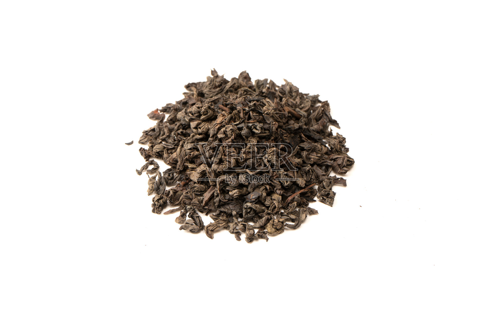 在白色背景上分离的干茶叶。照片摄影图片