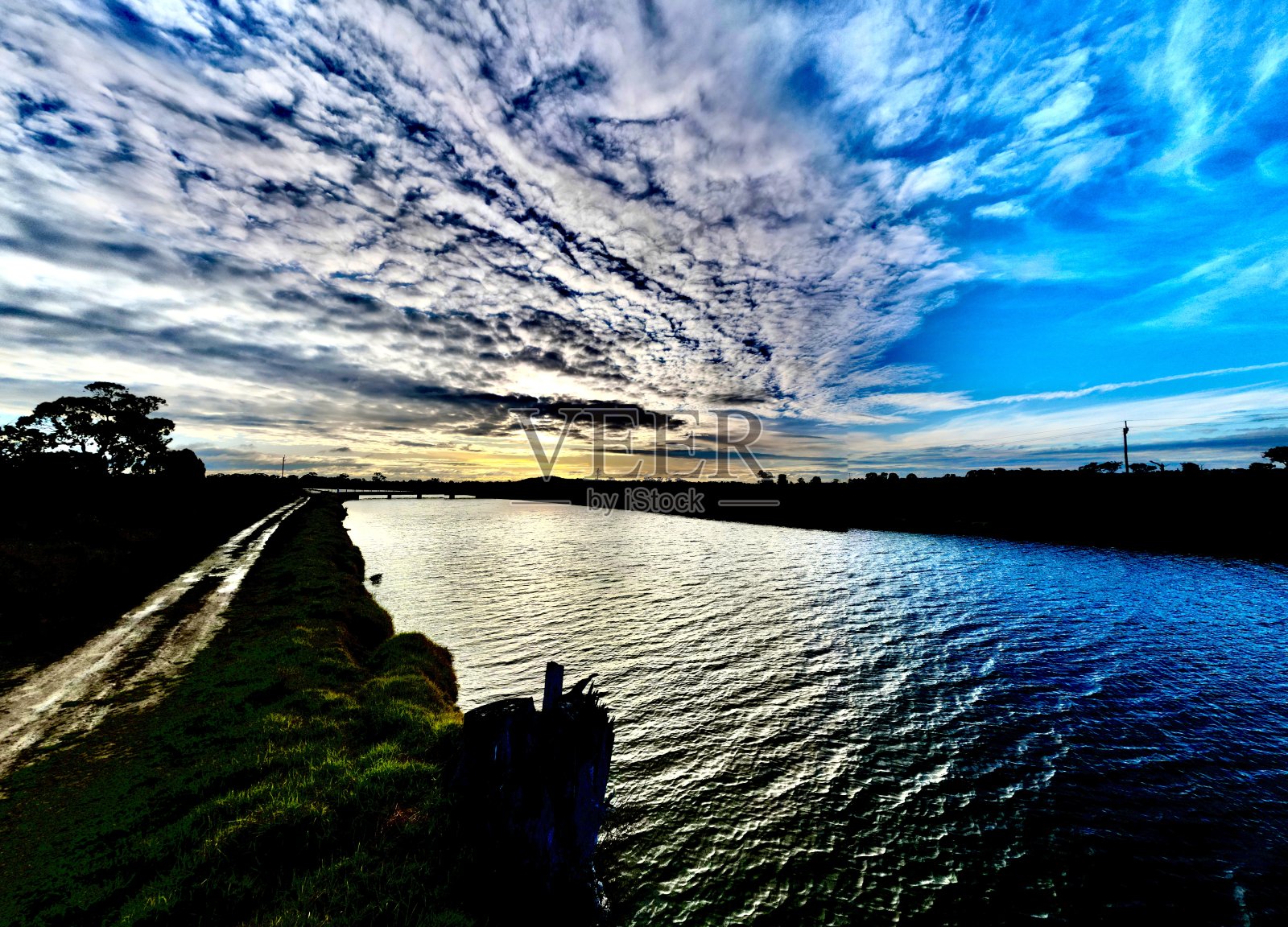 运河上的日落照片摄影图片