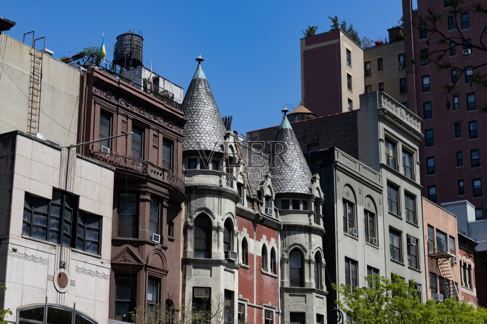 一排美丽的老建筑沿着街道在纽约上西区照片摄影图片