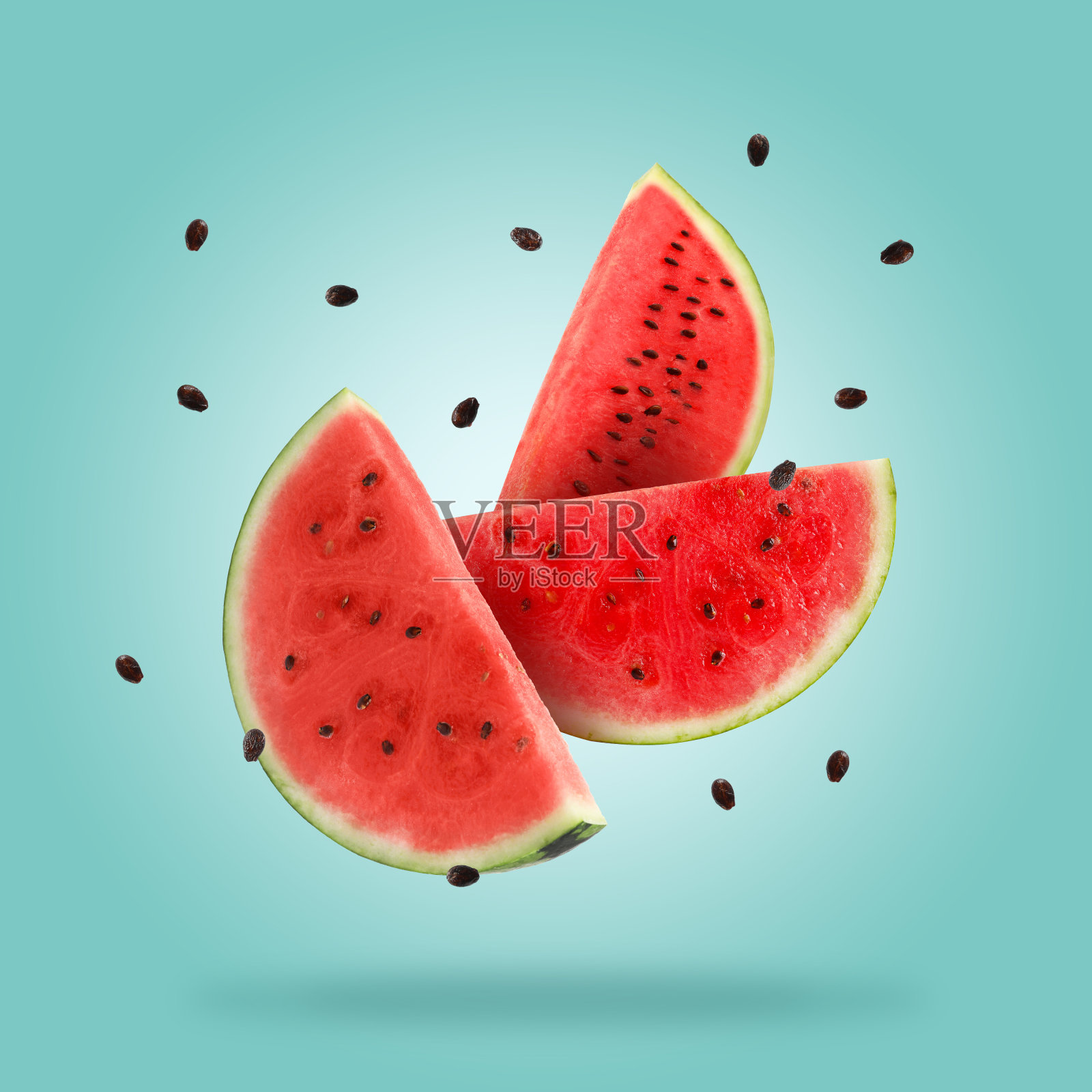 新鲜多汁的西瓜片落在浅蓝色的背景上照片摄影图片