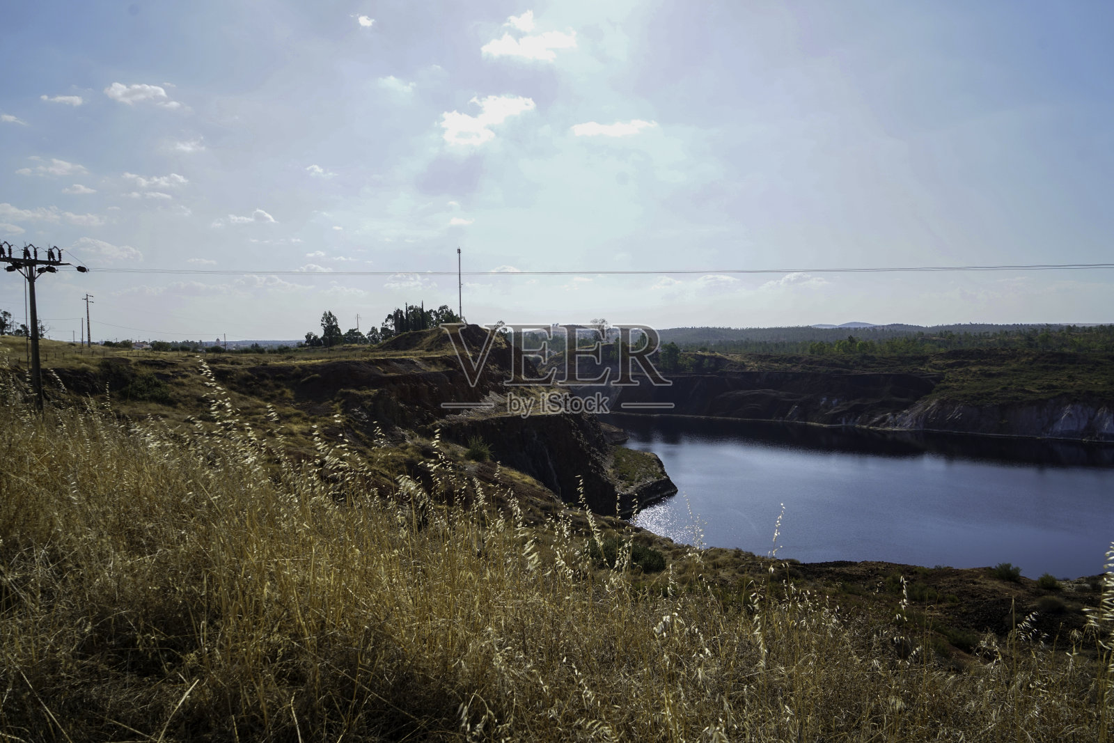 废弃铜矿的废墟，红土和被污染的水，照片摄影图片