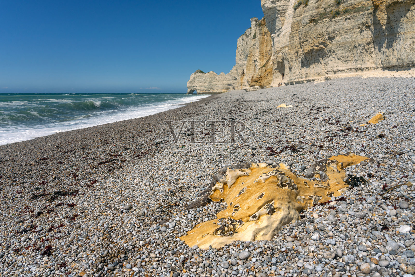 在一个阳光明媚的日子里，法国诺曼底地区的悬崖和海滩。Falaise d'amont白垩悬崖在雪花石膏海岸。照片摄影图片