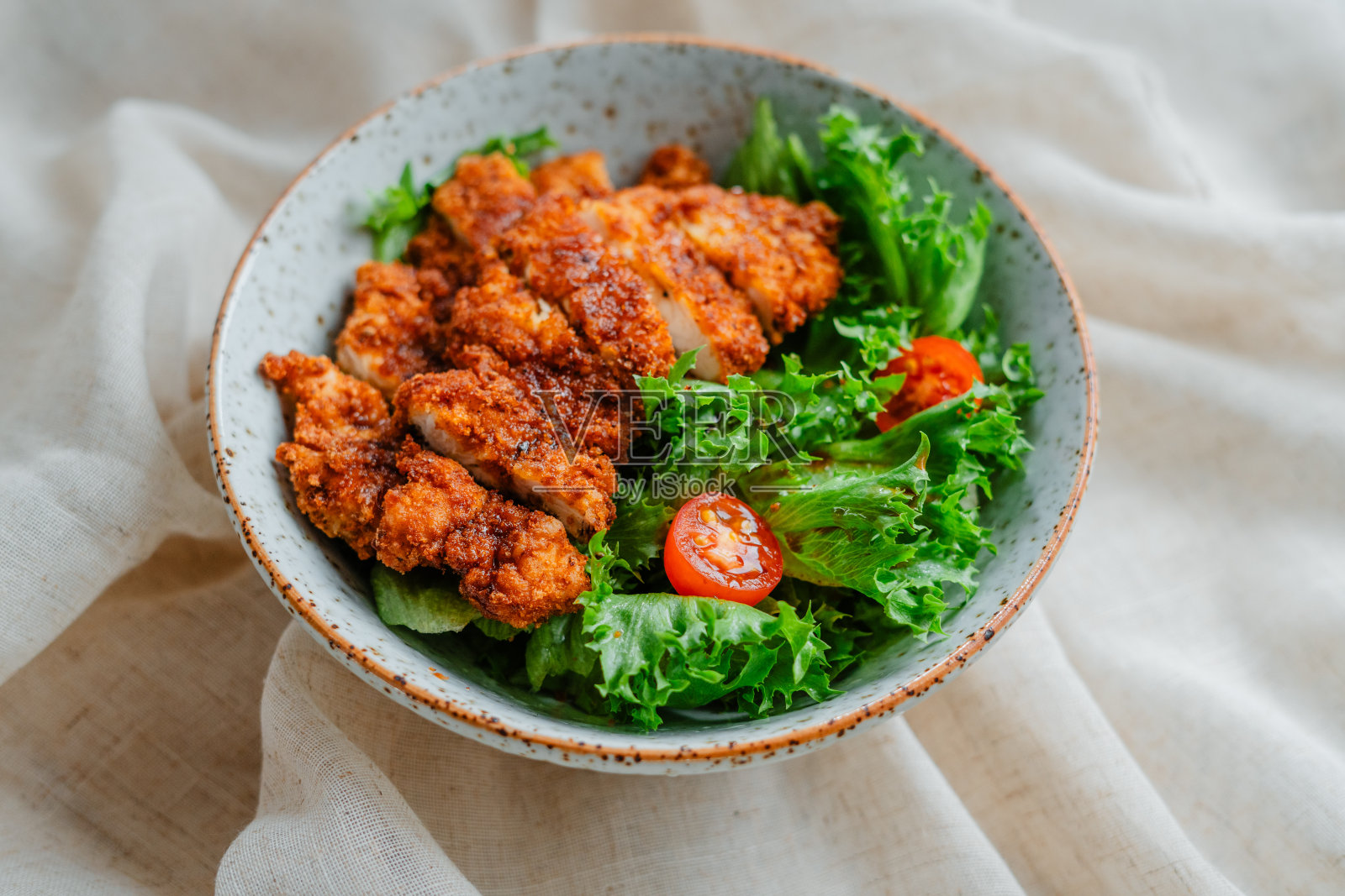 脆皮鸡胸肉和番茄沙拉照片摄影图片