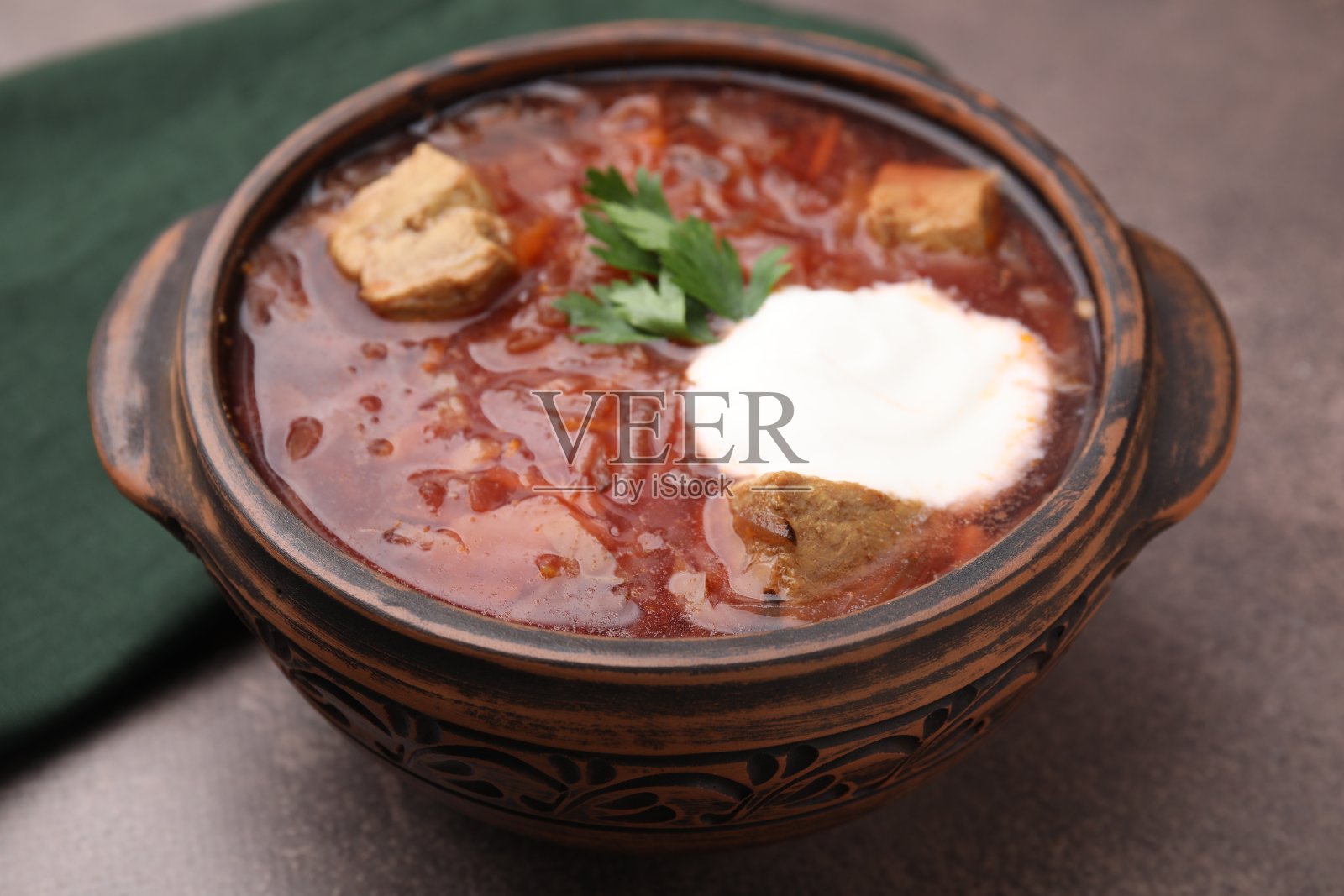 美味的罗宋汤与酸奶油在碗里棕色纹理的桌子，特写照片摄影图片
