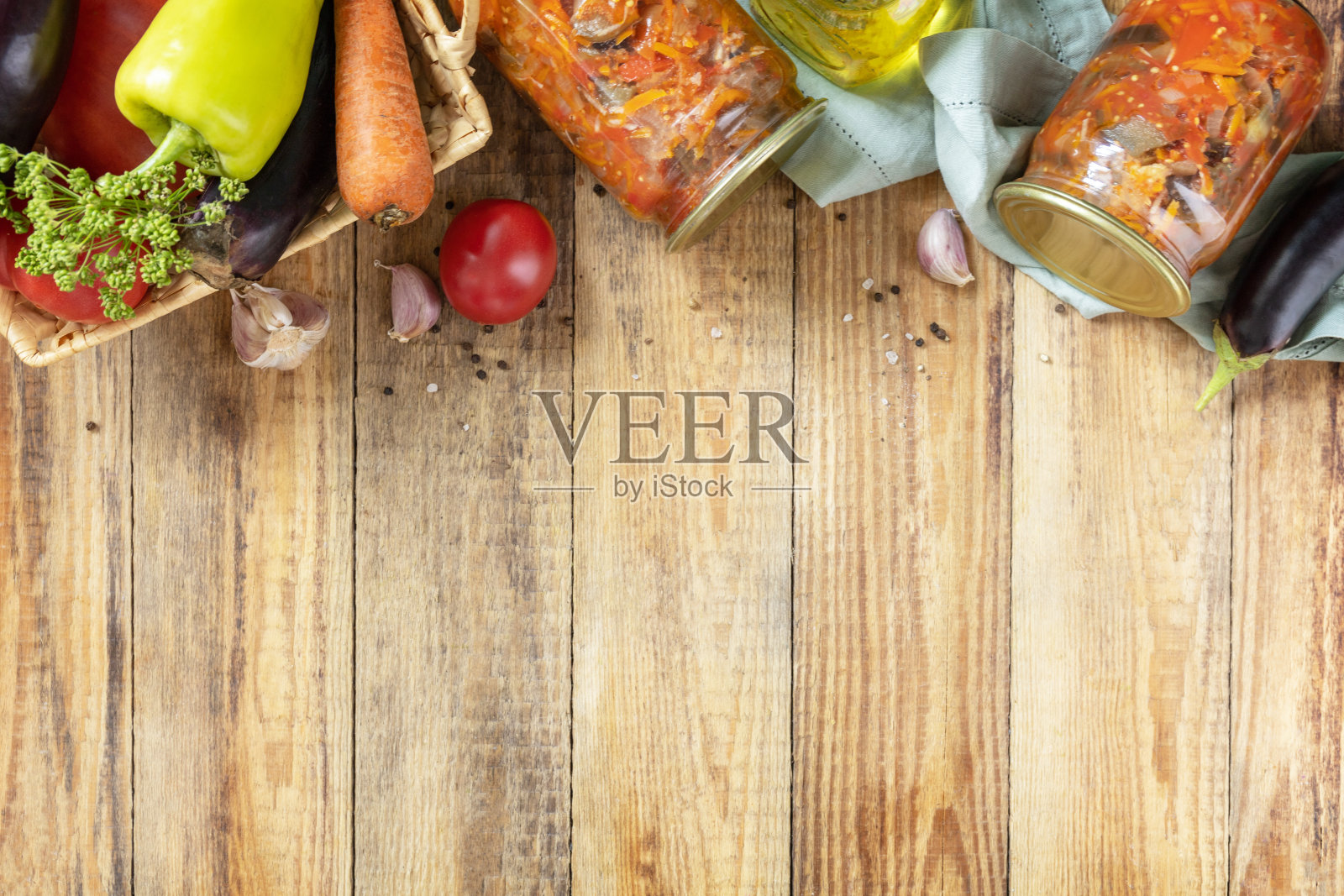 健康的自制发酵食品。朴实的餐桌上放着茄子和蔬菜沙拉。家计经济，秋收保鲜。从上面看。副本的空间。照片摄影图片