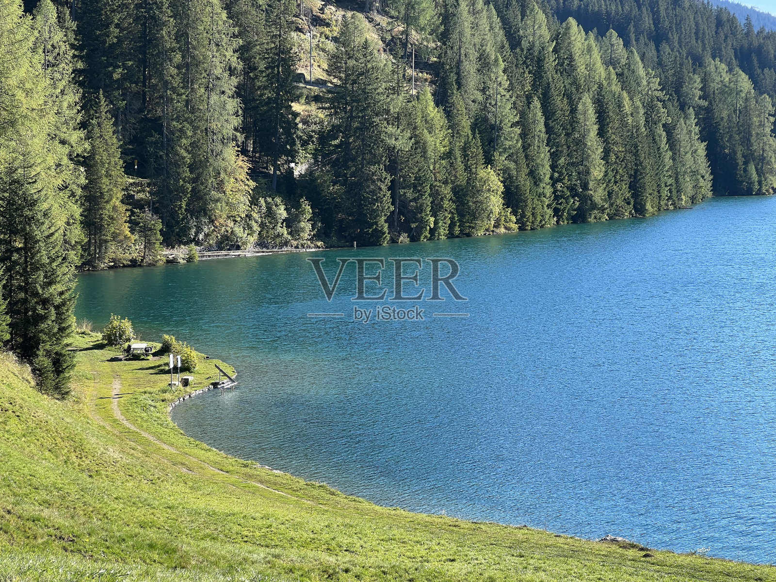 瑞士著名的山地达沃斯湖，位于阿尔卑斯山的中心地带，是运动和休闲的好去处。瑞士格劳宾斯州(Kanton graubnden，瑞士)照片摄影图片