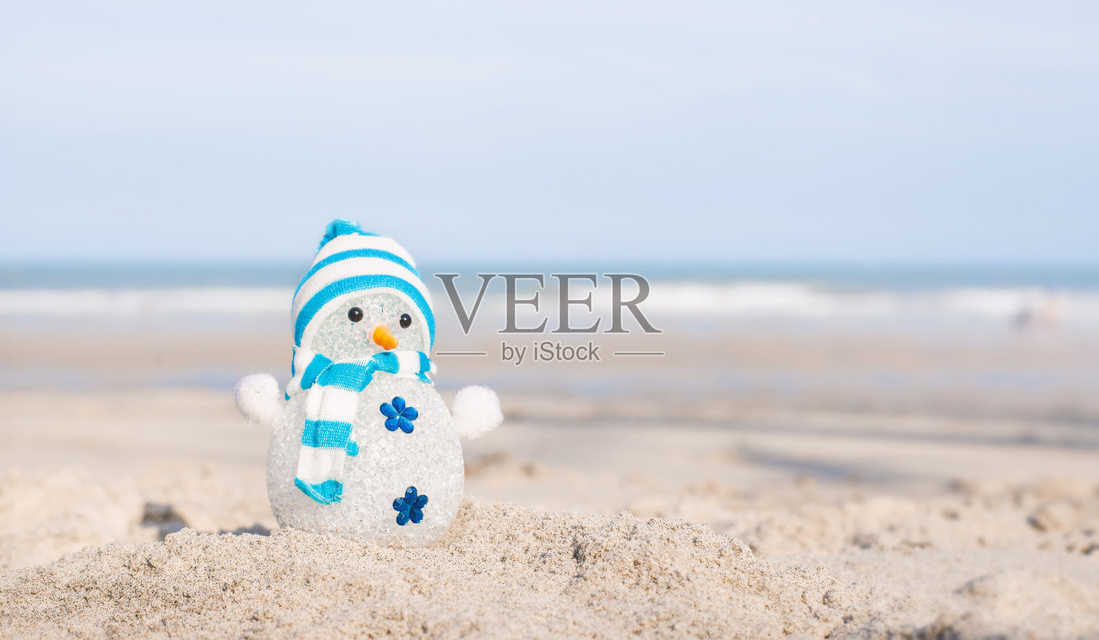 冬天沙滩上的雪人照片摄影图片