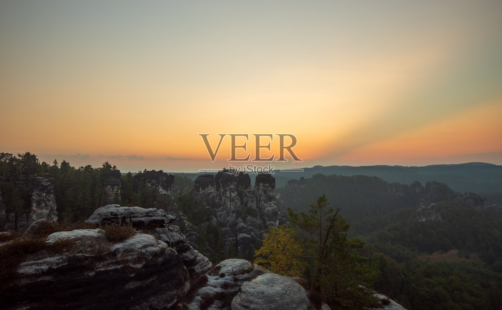 太阳从悬崖边升起照片摄影图片