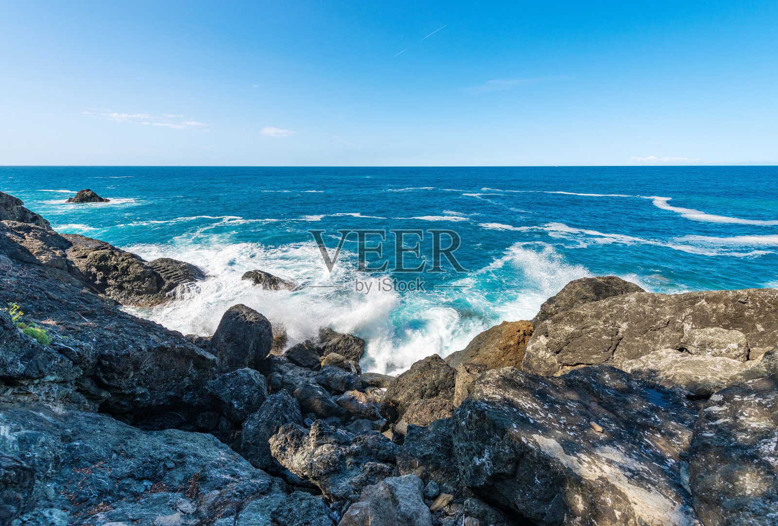 地中海的岩石海岸和悬崖-意大利利古里亚照片摄影图片