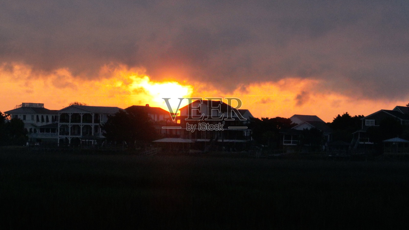 清晨金色的日出在宁静的南卡罗来纳海岸线上，还有度假的海滨别墅照片摄影图片