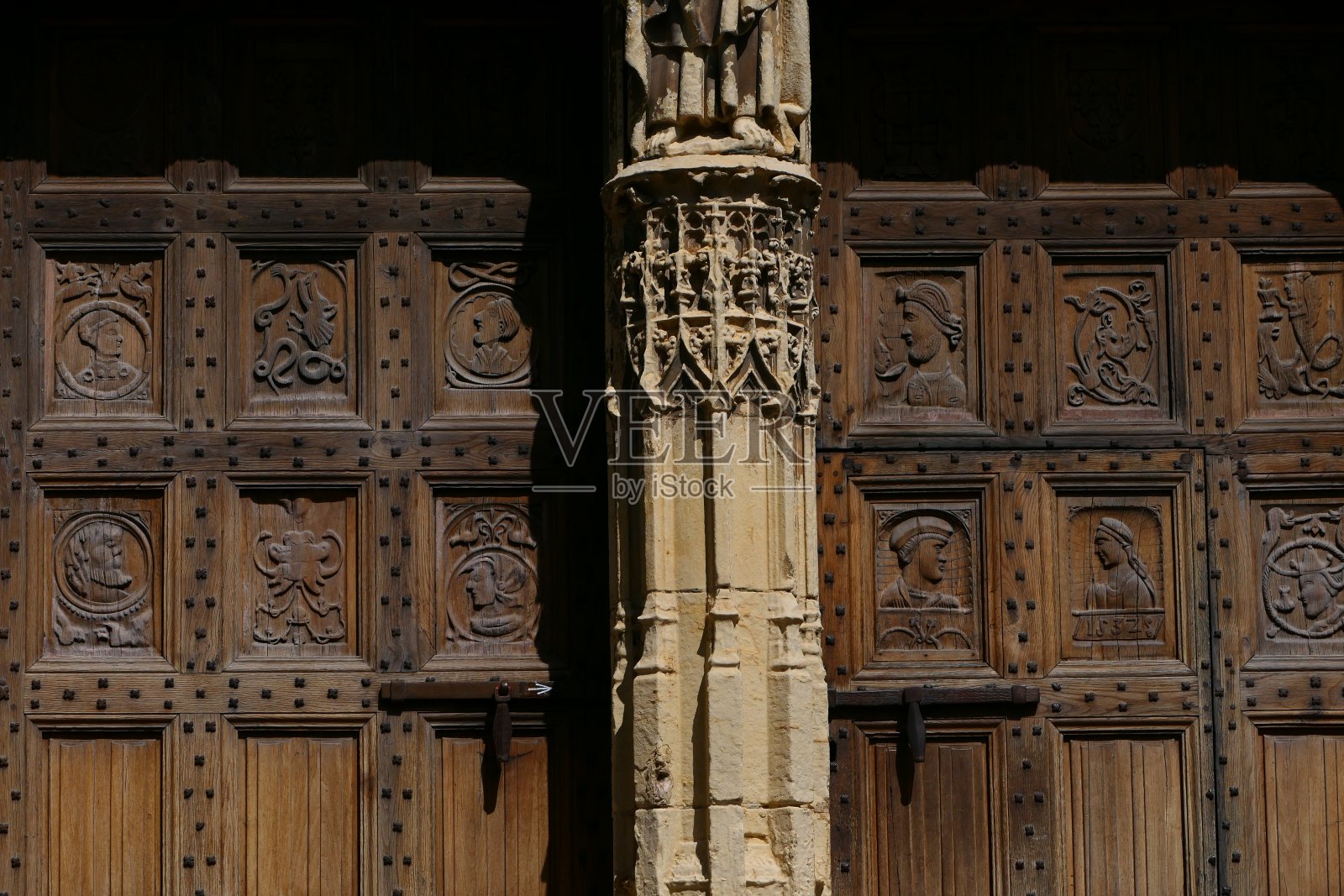 门户的Saint-Côme和圣达米恩教堂，村Saint-Côme d'Olt, Aveyron照片摄影图片