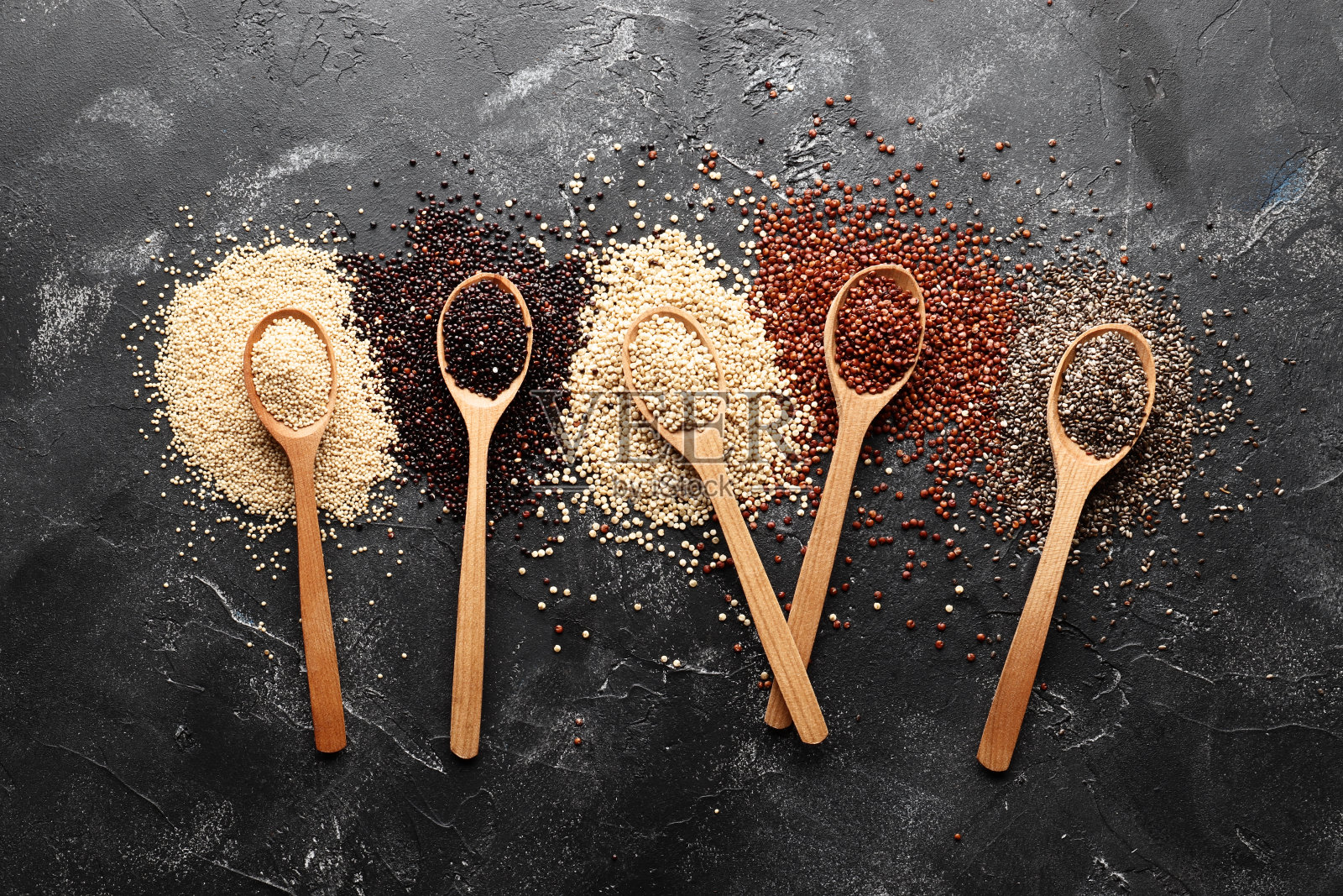 黑底上不同种类藜麦的平铺构图。前视图。照片摄影图片