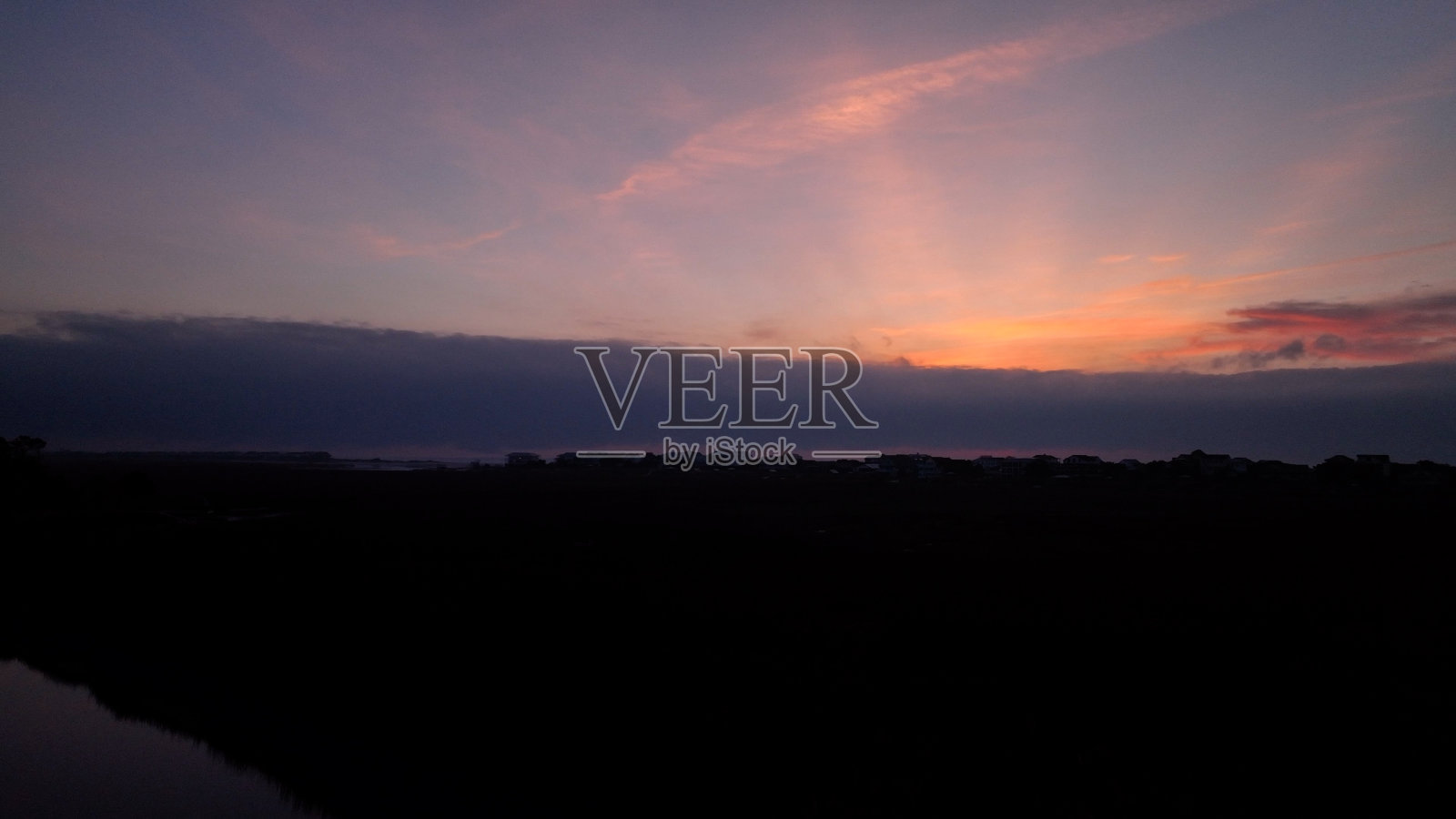 清晨金色的日出在宁静的南卡罗来纳海岸线上，还有度假的海滨别墅照片摄影图片