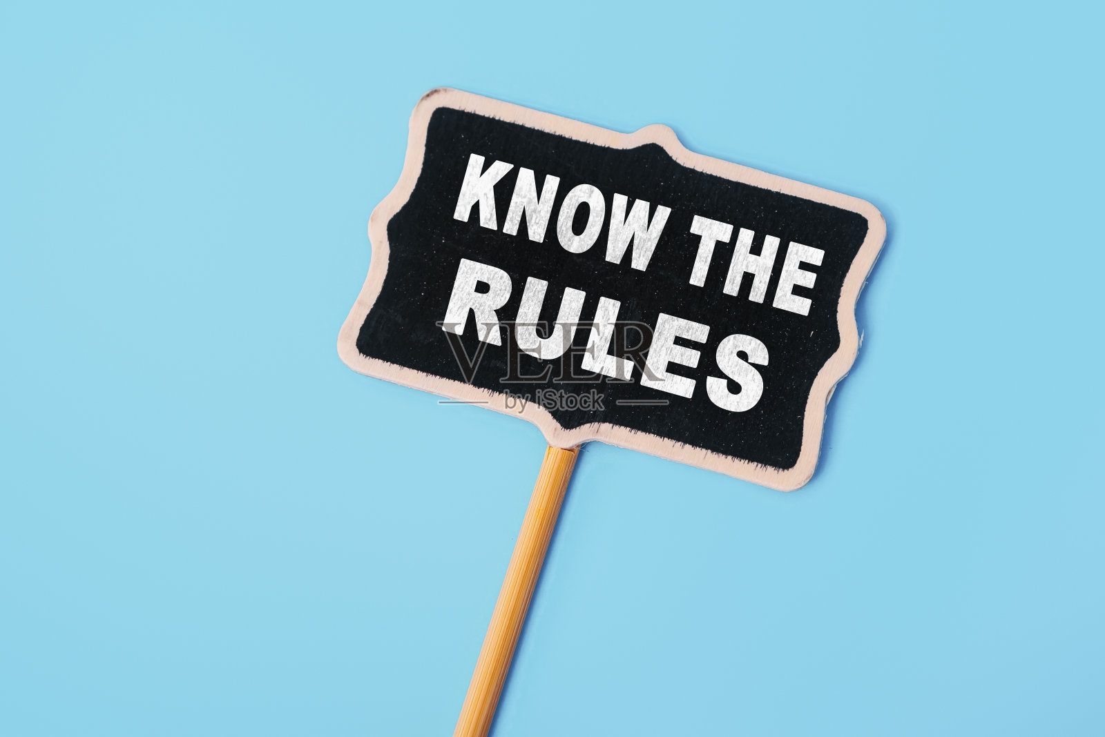 知道规则——文字写在蓝色背景的小黑板上。前视图。业务流程规范概念照片摄影图片