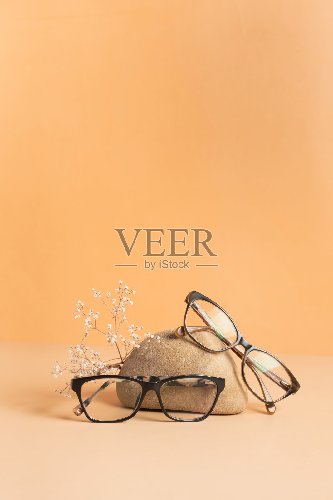 天然石材与有色背景眼镜。眼镜店，视力测试，时尚眼镜概念照片摄影图片