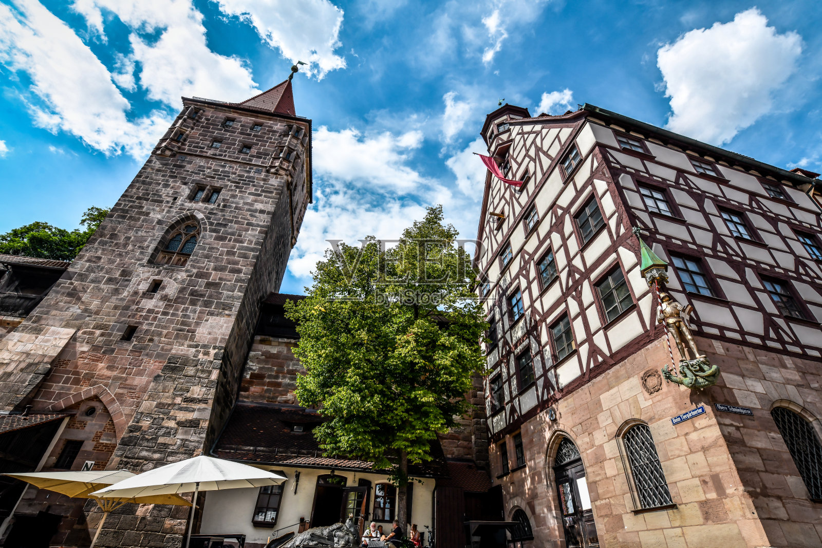 德国纽伦堡的Tiergärtnertorturm和Albrecht Durer住宅的低角度视图照片摄影图片