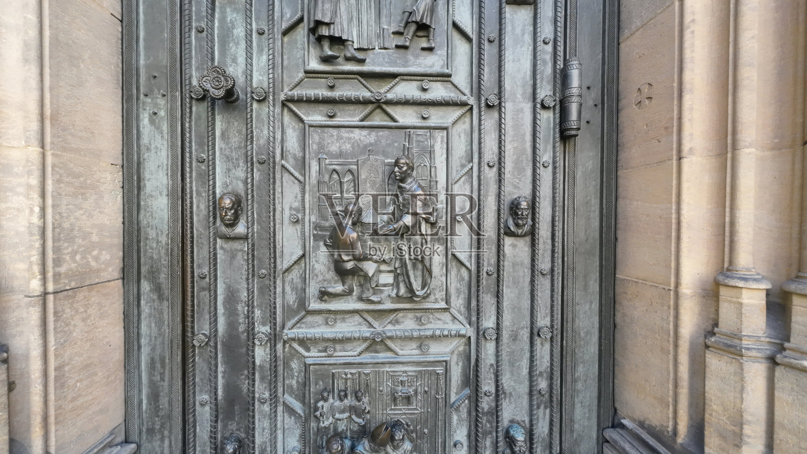 2023年6月9日，捷克布拉格:位于布拉格城堡的圣维特大教堂入口的近景。照片摄影图片