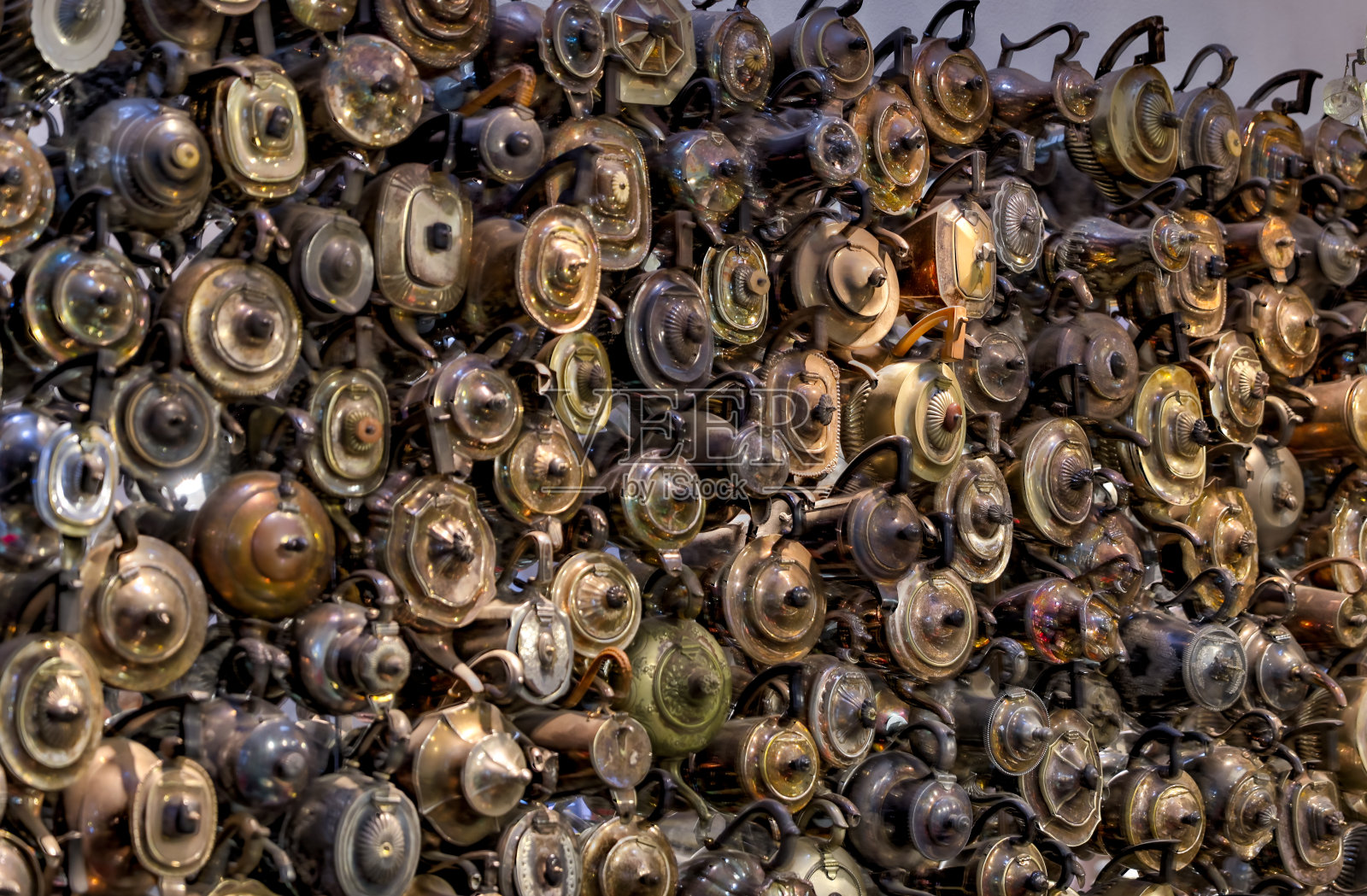 伊斯坦布尔大巴扎街头小贩的金属茶壶照片摄影图片