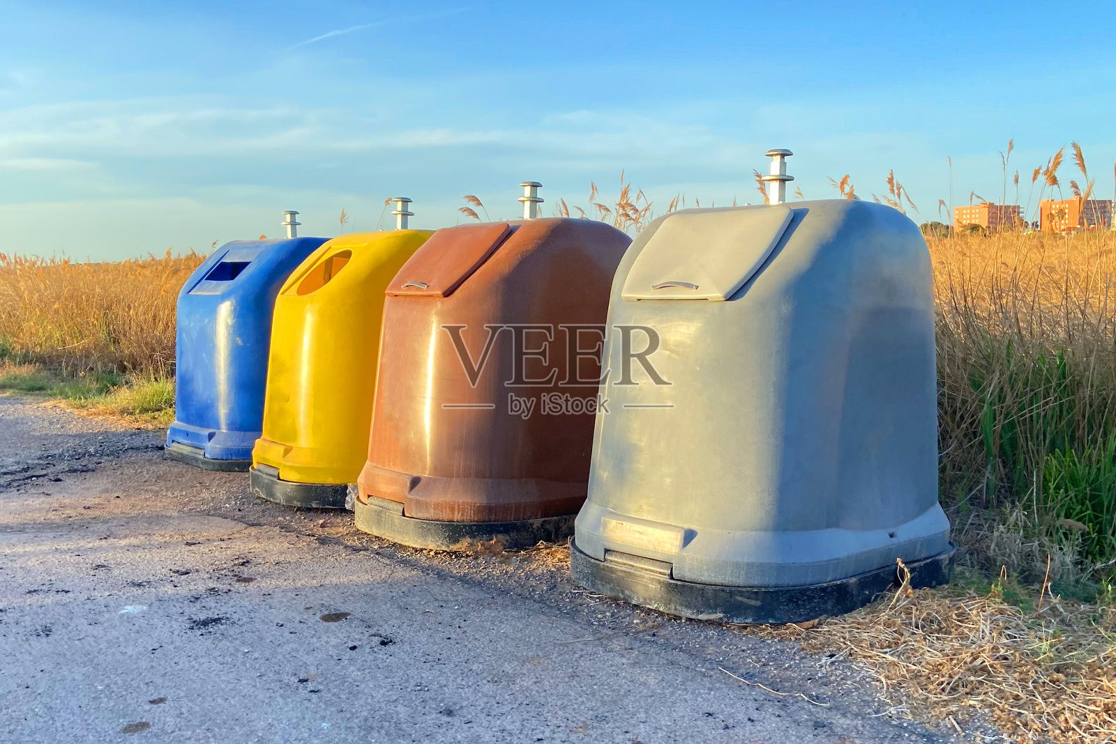 西班牙城市街道上的垃圾和食物垃圾垃圾箱。装满了空汽水罐的箱子。照片摄影图片