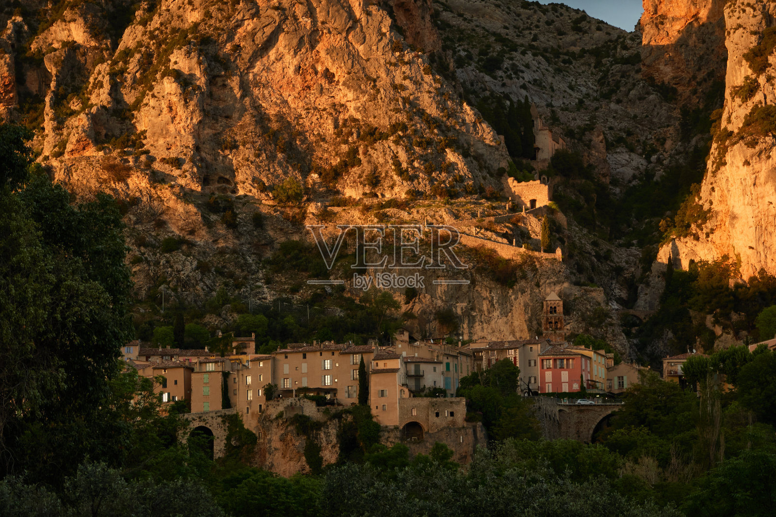 最后一缕光线照亮了穆斯蒂埃-圣玛丽村。法国照片摄影图片